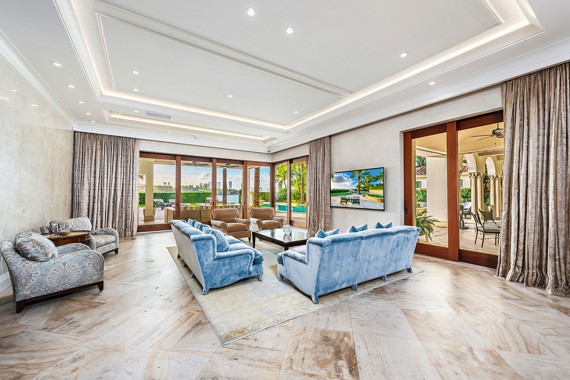 Millionaire’s Row:&nbsp;Star Island ist eine von mehreren künstlichen Inseln in der Biscayne Bay, die nur über Brücken zu erreichen ist. Sie wird oft als »Miami’s Millionaire’s Row« bezeichnet. Hier haben sich Jennifer Lopez und Alex Rodriguez um 40 Millionen Dollar ihren Wohntraum verwirklicht. Das ausgedehnte Pooldeck verfügt über einen Infinity-Pool mit Spa und Blick auf die Bucht und die Skyline von Miami. toptenrealestatedeals.com