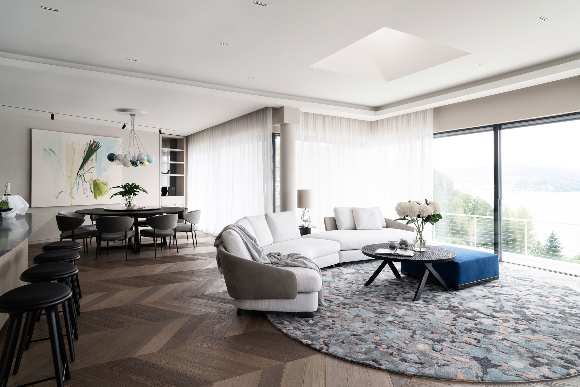 Penthouse am Wörthersee: Licht und Schatten, Material und Farbe sowie Kunst und Form spielen in diesem exklusiven Domizil eine glanzvolle Rolle.