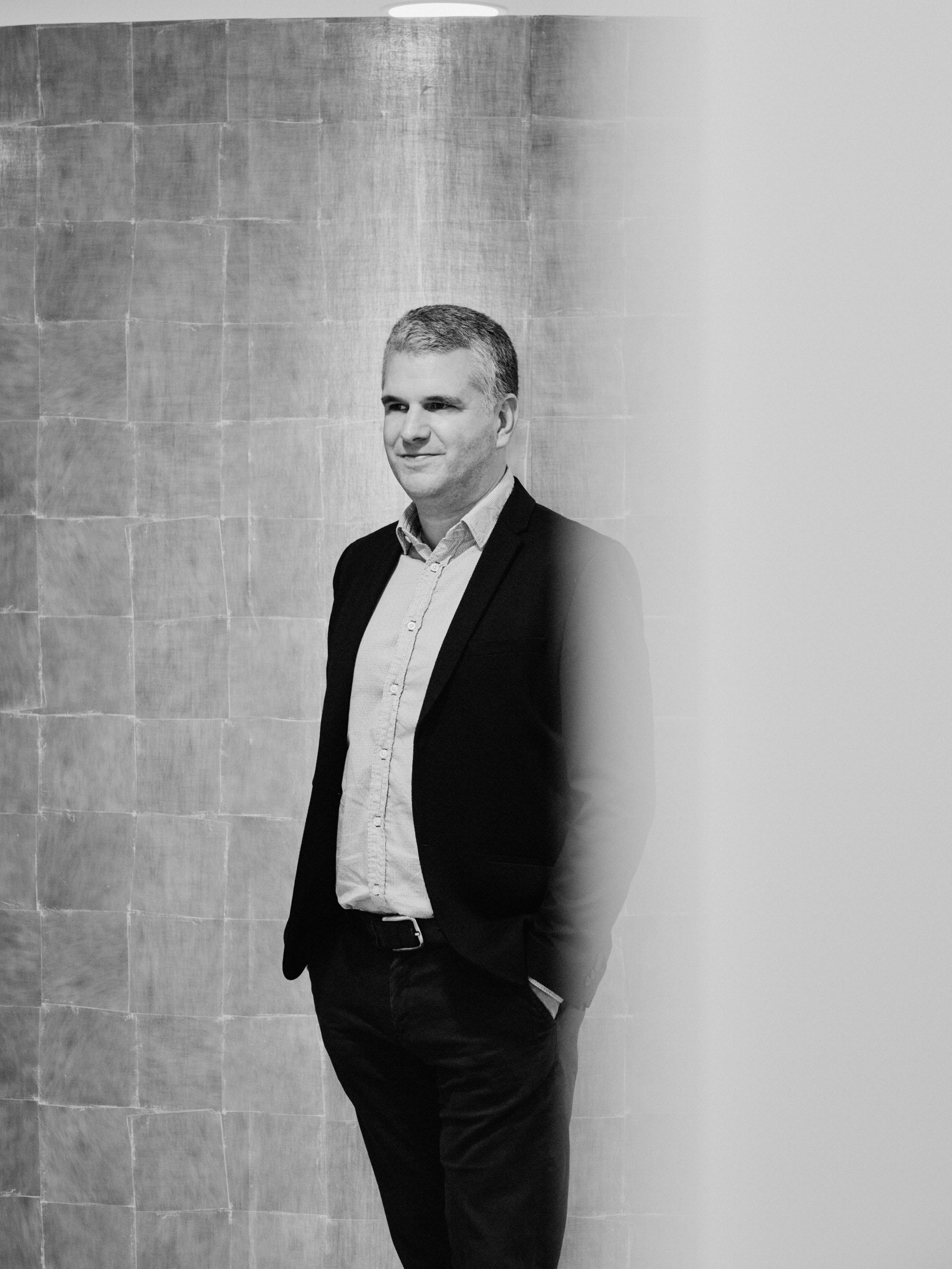 Markus Zilker: Der Architekt schätzt die Vorzüge von Holz – und drückt bei Nachteilen wie schlechterem Schallschutz gerne eine Auge zu, was behördlich nicht immer leicht ist.&nbsp;