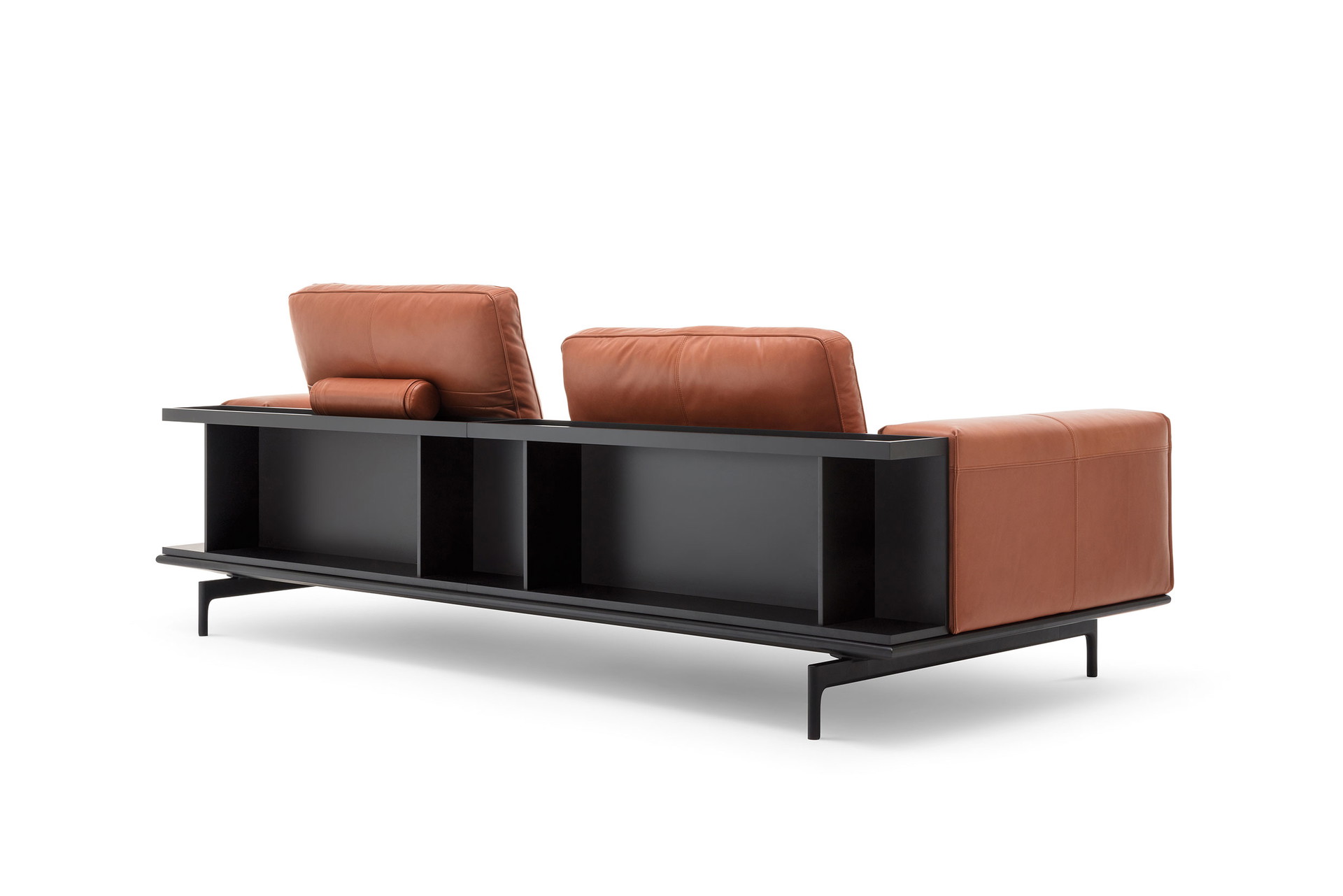 Entzückende Rückseite:&nbsp;Nicht übel ist die Idee, die Rückseite der Couch als Regal zu konzipieren. »Liv« heißt die Serie, zu haben bei rolf-benz.com.