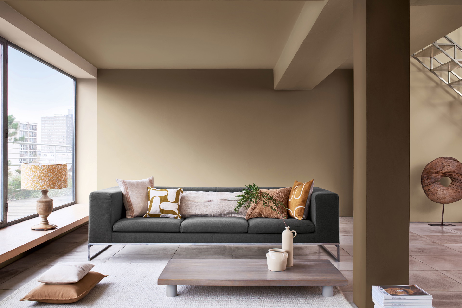 Erdverbunden:&nbsp;Das sehr naturnahe, erdige Beige »Brave Ground« ist für Dulux die farbliche Entsprechung fürs nächste Jahr. dulux.at