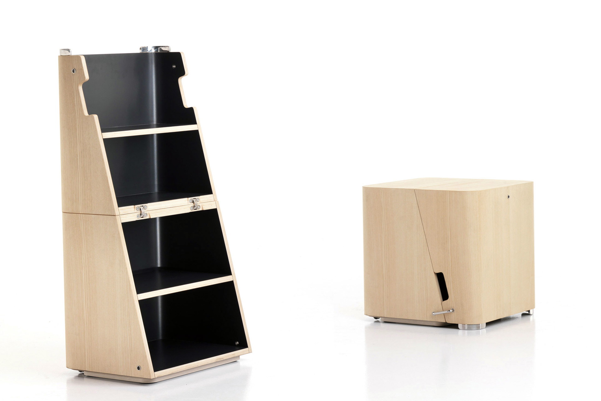 Innenleben:&nbsp;Baleri Italia kreierte einen Hocker, der aufgeklappt ein Bücherregal ergibt. Irgendwie clever, auch wenn man das Regal wohl aus-räumen muss, wenn man das Ding zusammenklappt.&nbsp;stylepark.com