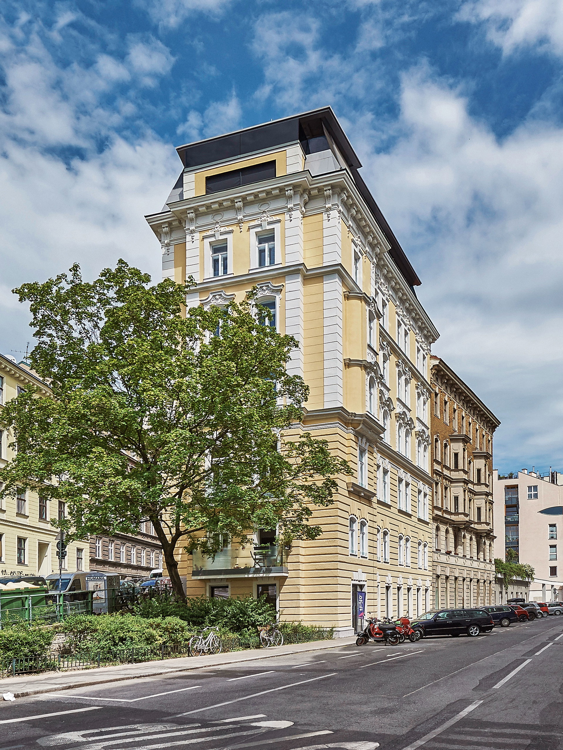 Lage und Projekt: In sehr guten bis guten Lagen ist mit einem stabilen Markt zu rechnen, was die Werthaltigkeit betrifft. In der Magdalenenstraße im Zentrum Wiens befindet sich das »Flatiron Vienna«. Erbaut 1890, erinnert es auf den ersten Blick an das spitz zulaufende »Flatiron Building« (Bügeleisengebäude) in New York – eines der berühmtesten Wahrzeichen Manhattans. Insgesamt 13 Eigentumsobjekte mit Wohnflächen zwischen 70 und 130 Quadratmetern werden in fünf Stockwerken errichtet. winegg.at