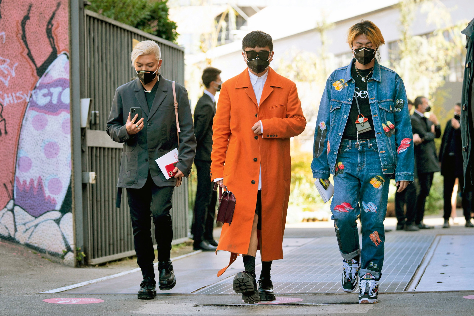 Es muss weitergehen:&nbsp;Influencer ließen sich die Fashion Week nicht vermiesen und kamen mit Mund-Nasen-Schutz zu den Shows in Mailand.