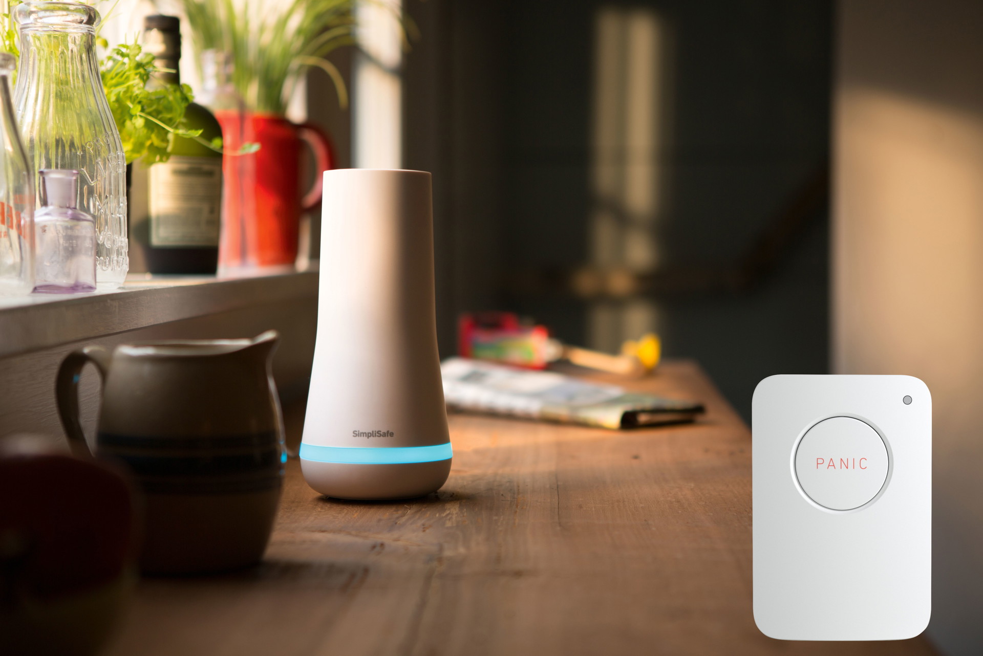 Stylish:&nbsp;Das Funk-Alarmsystem von SimpliSafe besteht&nbsp; unter anderem aus Sensoren für Fenster und Türen sowie Kamera und Sirene. Auf Design wurde großer Wert gelegt, wie die Basisstation beweist. simplisafe.com