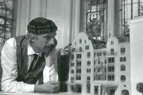 Das Brauer-Haus in Wien: »Das Haus wurde von mir entworfen und gemeinsam mit dem Architekten Pelikan verwirklicht. Die Bilder sind Unterglasurmalerei auf Fliesen gebrannt, die Figuren Keramik. Modell für das Brauerhaus, das ich 1993 für die Gemeinde Wien gestaltete.«