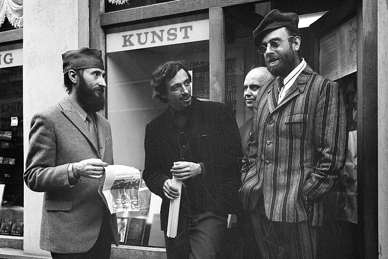Ernst Fuchs, Arik Brauer und Friedensreich Hundertwasse, fotografiert von&nbsp;Gert Chesi&nbsp;im Jahr 1973.