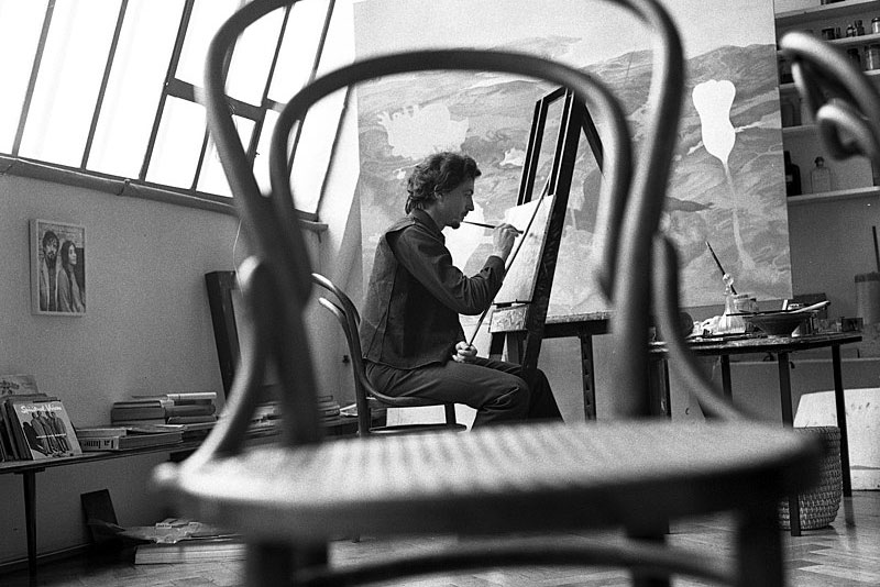 Arik Brauer bei der Arbeit, fotografiert von Gert Chesi.