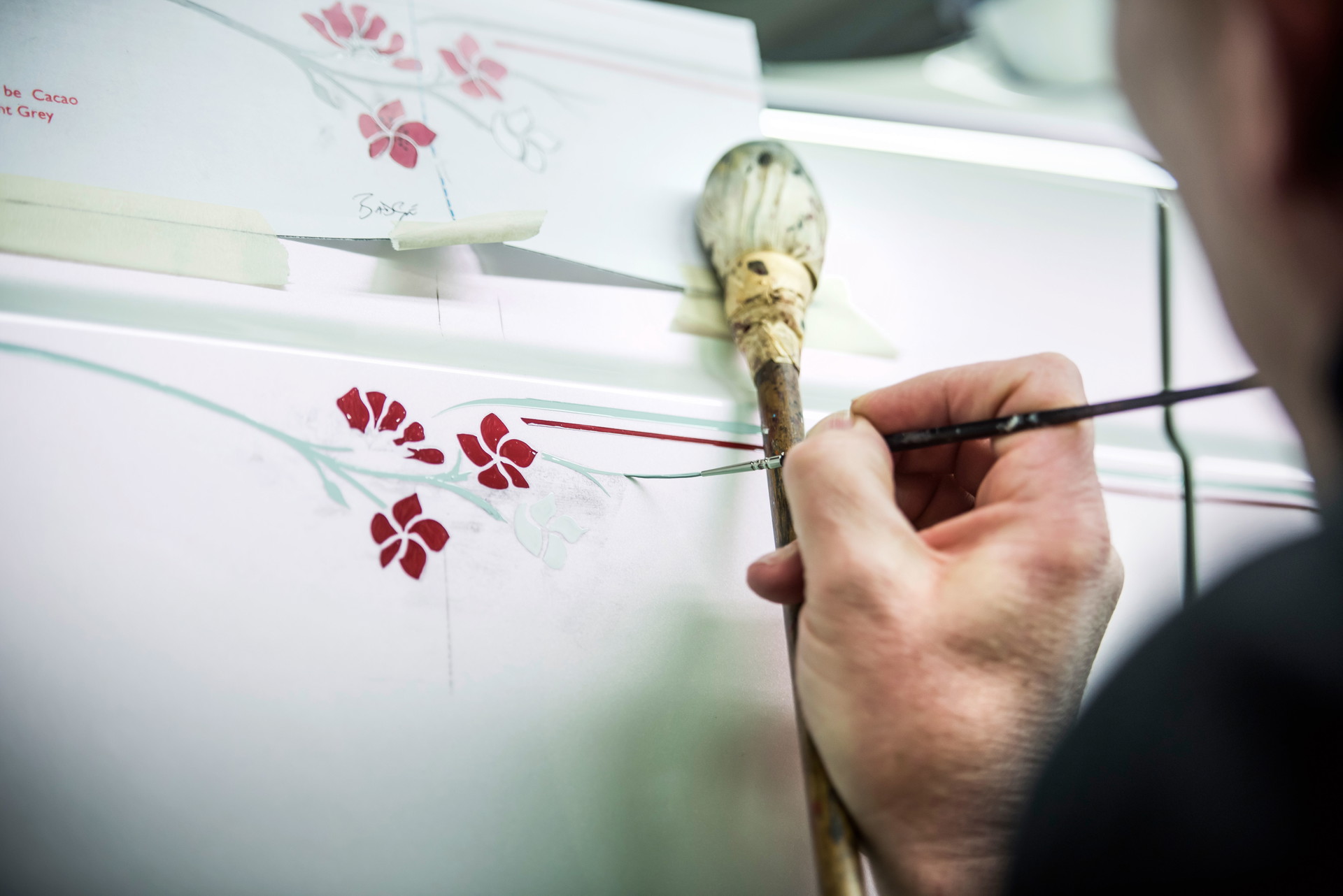 Kleinkunst:&nbsp;Bei Rolls-Royce ist ein einziger Coachline Painter berechtigt, einem Modell den allerletzten Schliff zu geben – die individuelle Zierlinie an der Karosserieseite.