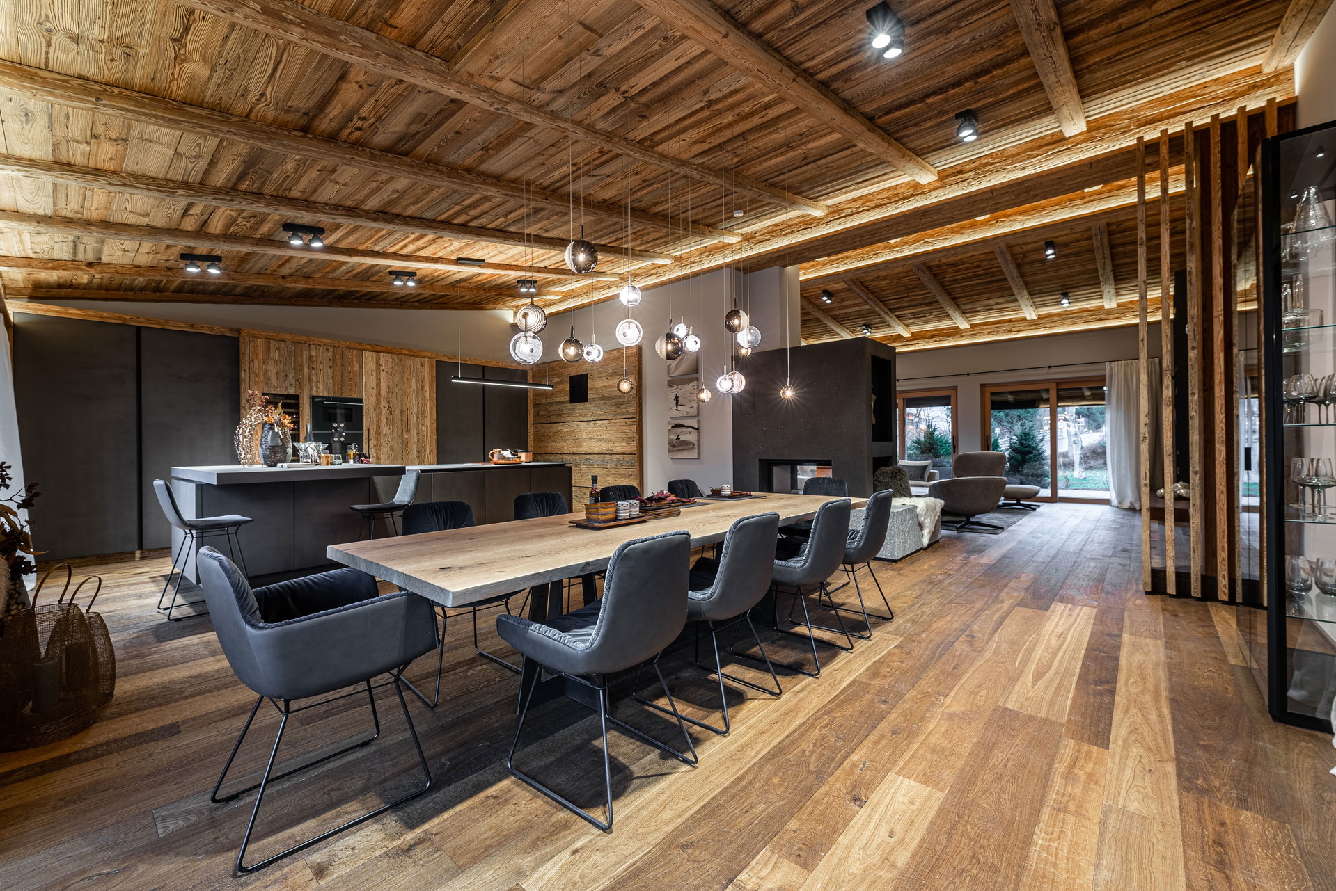 Chalet Nikolaus, Kitzbühel:&nbsp;Ruhig, diskret und sonnig – so wird die Lage dieses Luxus-Chalets beschrieben, das planerisch zeitlos umgesetzt wurde. Die Immobilie mit ihren 328 m2 Wohnfläche überzeugt mit eleganten Schlafzimmern, einer stimmigen Wellnessoase im Keller, aber vor allem mit ihrem grandiosen Wohn- und Essbereich. Für lässiges Ambiente sorgt auch die überdachte Outdoor-Lounge im Hüttenstil inklusive Außenkamin. Preis: 7,5 Millionen Euro. private-residences.net
