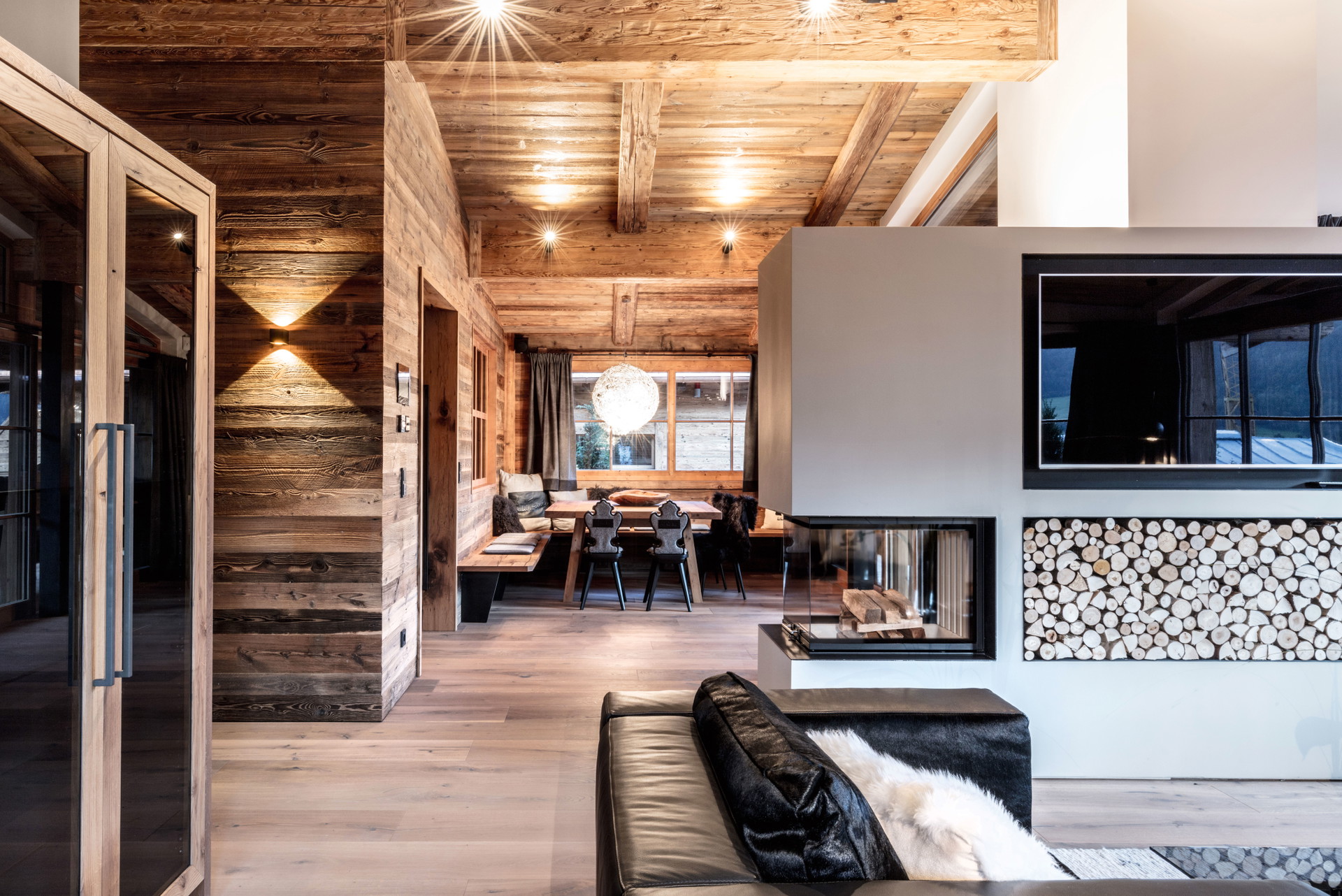 Alpin Chalet Bauhaus N° 5, REITH: Von außen präsentiert sich dieses Chalet ganz klassisch im typischen Landhausstil. Im Inneren wartet ein eleganter Mix aus italienischem Lebensstil und alpiner Gemütlichkeit. Auf 420 m2 Wohnfläche finden sich sieben Zimmer, verteilt auf drei Ebenen, und ein großzügiger Wohnbereich mit Sichtdachstuhl und Feuerbereich. Weitere Highlights sind: Weinkeller, Fitnessraum, Wellness-Spa-Zone und eine Tiefgarage mit Platz für drei Pkw.&nbsp; Preis: 7,2 Millionen Euro. livingdeluxe.com