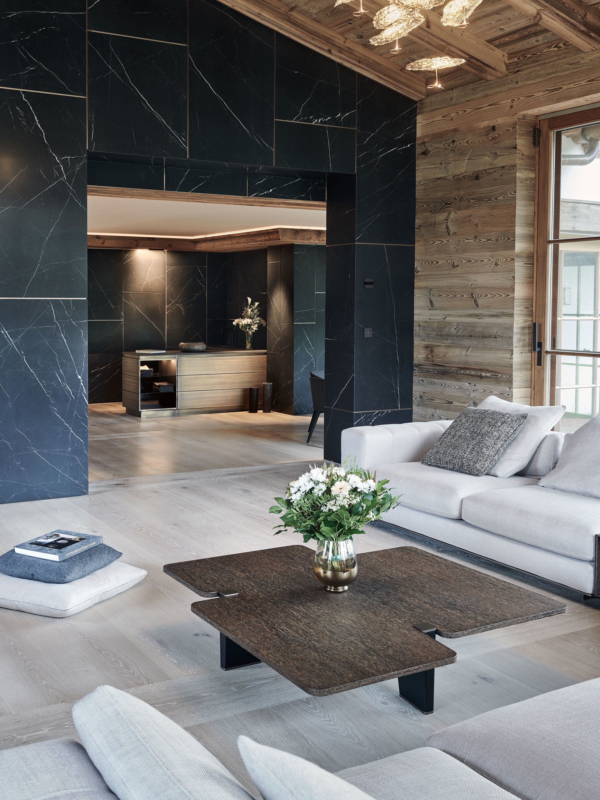 Chalet K, Reith:&nbsp;Eine besonders moderne Interpretation eines Tiroler Chalets zeigt dieses Objekt. Für optische Spannung sorgen etwa Interior von Minotti und Catellani &amp; Smith. Exklusiv ist auch die Lage des Chalets mit seinen fast 700 m2 Nutzfläche. Sie gibt nämlich einen herrliche Blick auf den Wilden Kaiser frei. Beeindruckende Details am Rande: Sauna, Dampfbad, Pool und Bar finden sich im Keller. Vier Schlafzimmer mit Bädern gibt es im zweiten Stock, und im Untergeschoß ist noch ein ganzes Familienapartment mit Gartenzugang untergebracht. Preis auf Anfrage. prime-properties-group.com