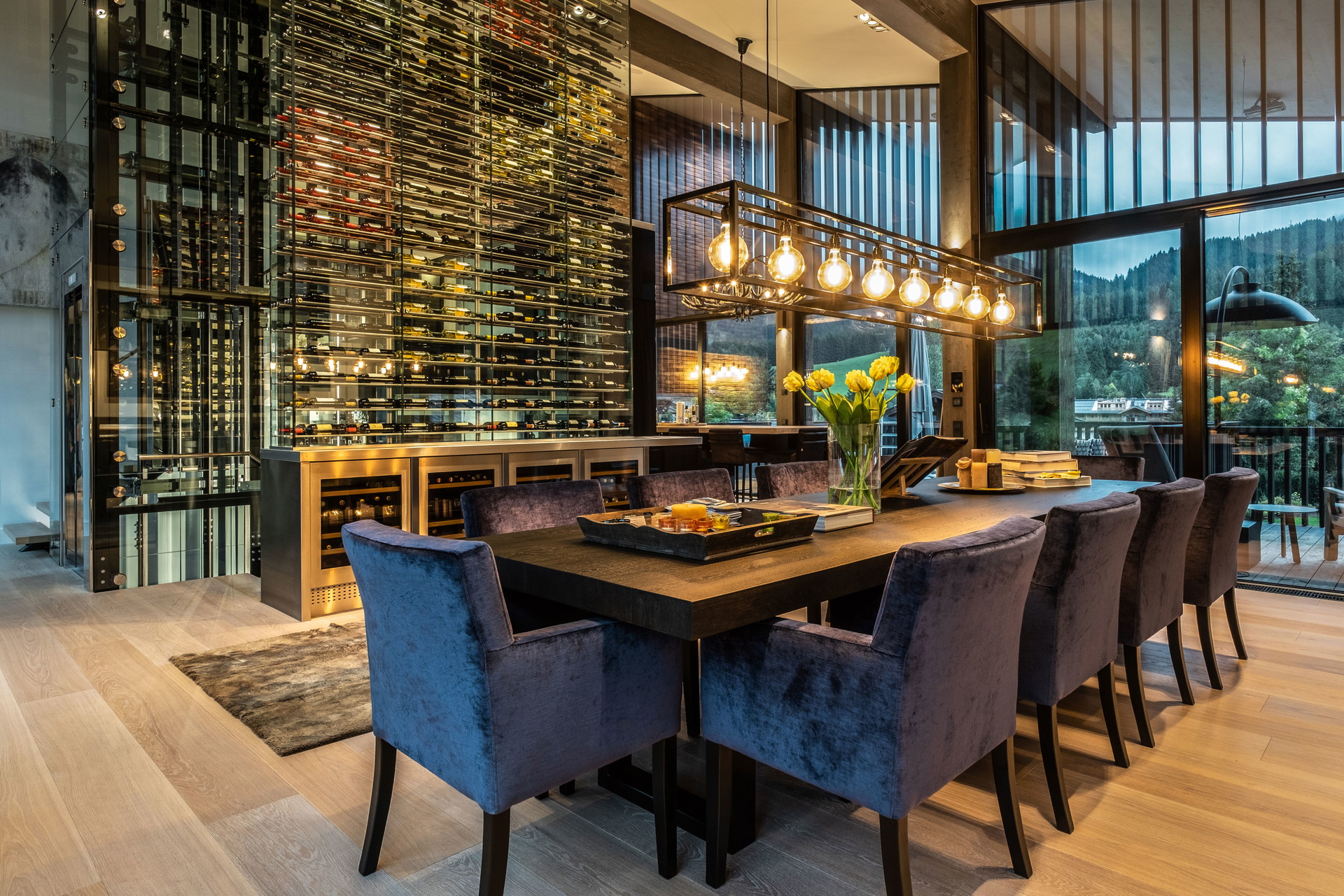 Prestige Alpen Chalet, MARIA ALM: In diesem Chalet treffen Tradition und Smart Home aufeinander. Hier ist auf 768 m2 Wohnfläche von den Türen bis zum Licht und den Vorhängen alles per Tablet steuerbar. Vor allem aber ist der Zusatz »Prestige« alles andere als übertrieben. Neben eigenem Hallenbad gibt es zwei Saunen, einen Weinkeller und einen Glaslift, der drei Vollgeschoße beziehungsweise sechs Split-Level-Ebenen miteinander verbindet. Preis: 5,9 Millionen Euro. ferstl-immo.com