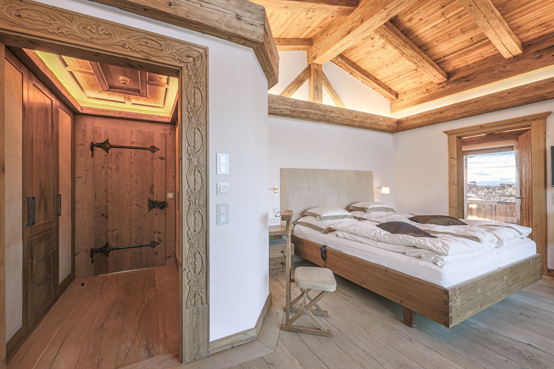 Chalet 737, BICHLALM:&nbsp;Im mittleren Bichlalm-Gebiet bei Kitzbühel findet sich dieses Chalet-Juwel. Auf 255 m2 Wohnfläche sind vier Schlafzimmer, alle mit eigenem Badezimmer, untergebracht. Ein riesiger Wohn-salon mit Kachelofen und Kamin sorgt für Gemütlichkeit. Aber auch der Spa-Bereich mit Sauna und Jacuzzi kann sich sehen lassen. Ein Blickfang (auch im Winter) ist der großzügig ange--legte Schwimmteich im Garten. Preis auf Anfrage. kitzimmo.at