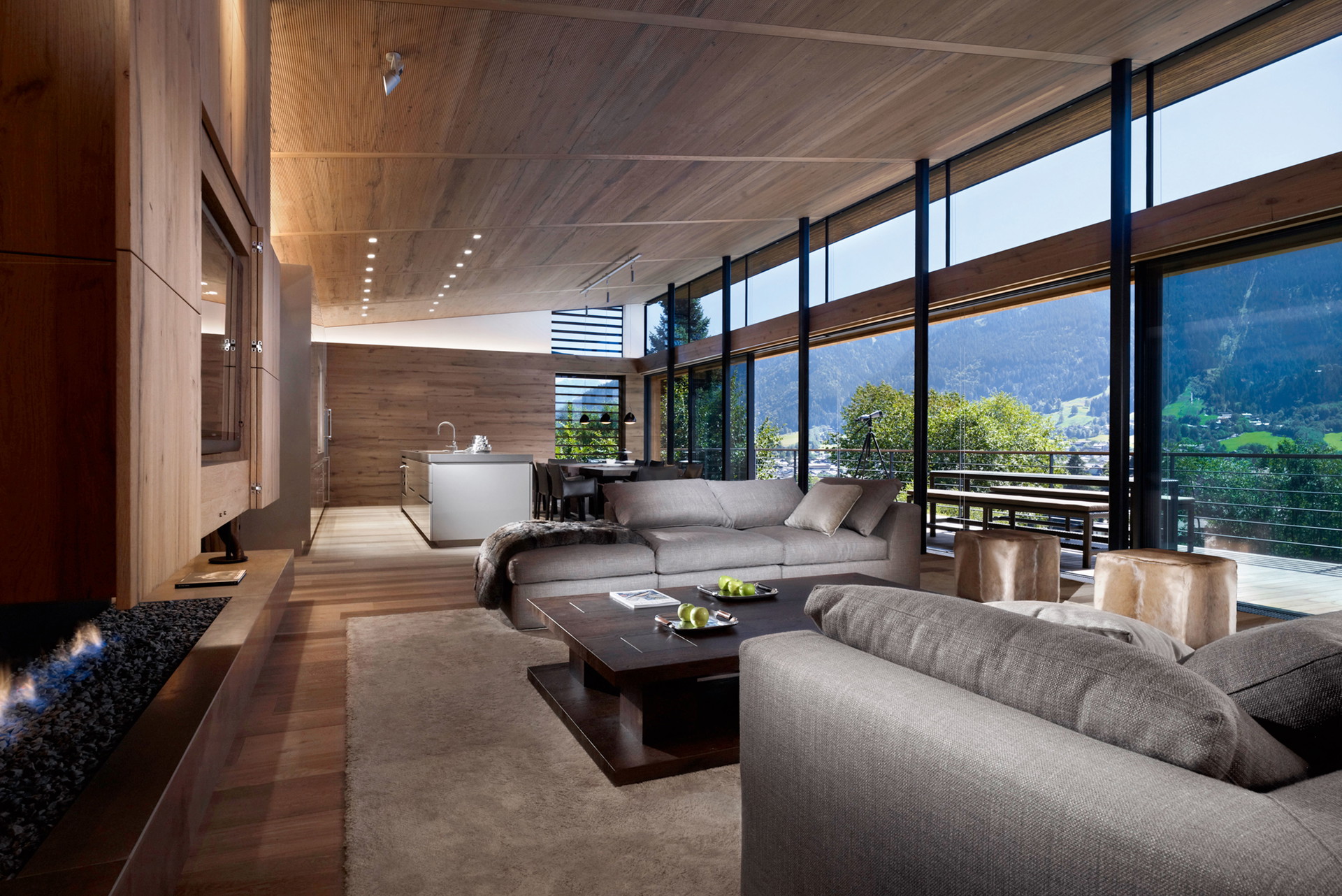 The Icon, KITZBÜHEL:&nbsp;Mit »The Icon« ist momentan eine Luxus-Immobilie zu haben, die alle Architektur- und Designstücke spielt. Nicht zuletzt, weil der italienische Star-Architekt Matteo Thun und der renommierte Kitzbüheler Architekt Herbert Günther für das Projekt verantwortlich zeichnen. Herzstück der 777 m2 großen Residenz ist die großzügig offene Wohn-Essküche – natürlich mit Kamin. Zudem stehen sechs Schlaf- und sieben Badezimmer zur Verfügung. Für einen eindrucksvollen Blick auf die Kitzbüheler Bergwelt sorgen rahmenlose Schiebetüren und Skyframe-Fenster. Preis auf Anfrage. firstkitzbuehel.com