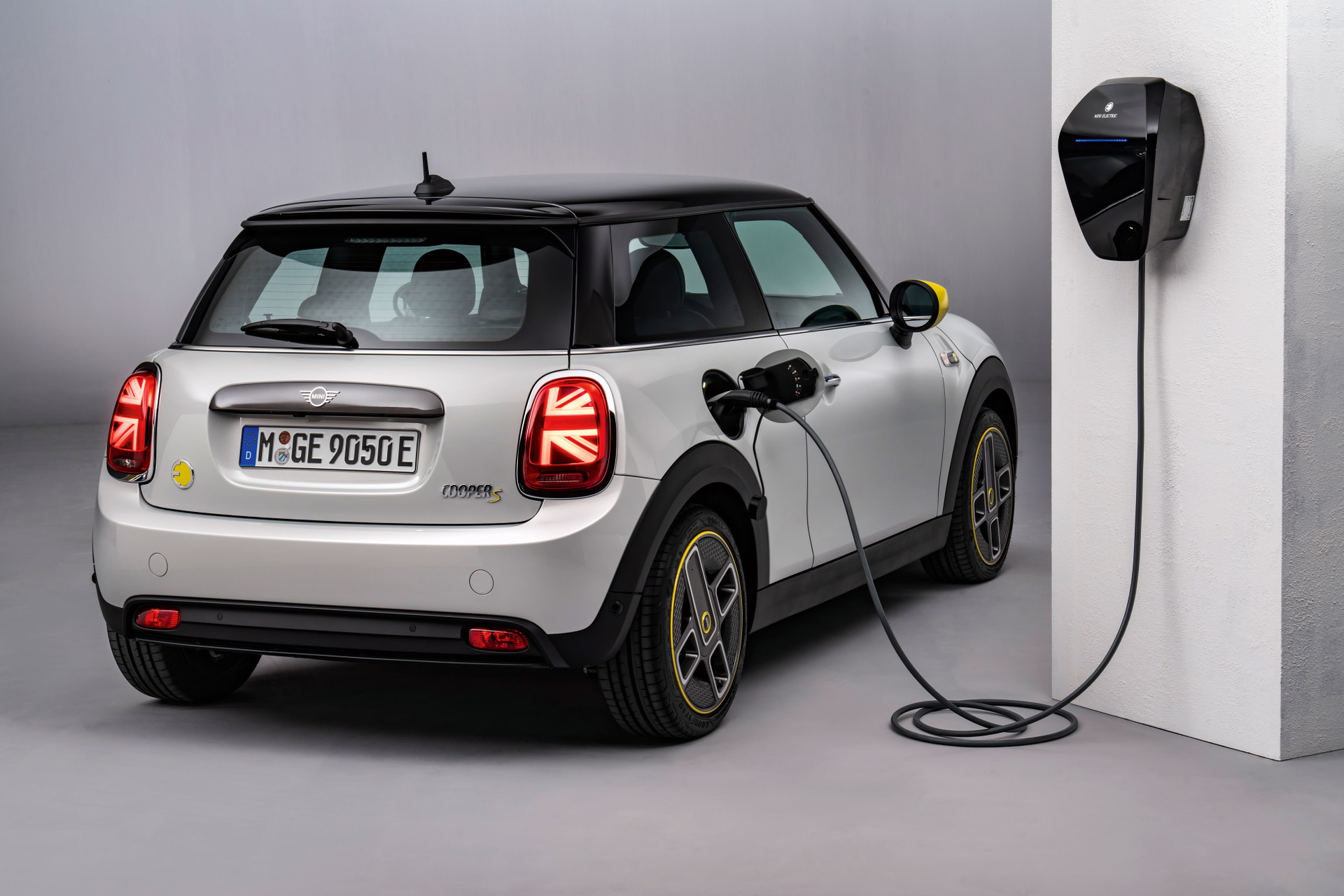 Mini Cooper SE – Retro-Elektro:&nbsp;Charakter: BMW steckte die Technik des i3 in den charismatischen Mini, da bleibt eigentlich nur eine Frage: Warum hat die Umsetzung dieser simplen Idee sieben Jahre gedauert? Schiebt mit 135 kW Leistung mächtig an und macht damit seinem Stammbaum alle Ehre. Daten: 135 kW Leistung, 0–100 in 7,3 sec, Topspeed 150 km/h, 270 km, Reichweite nach WLTP. Ab € 33.050,–. Das Besondere: Bei gleicher Technik deutlich günstiger als der BMW i3.