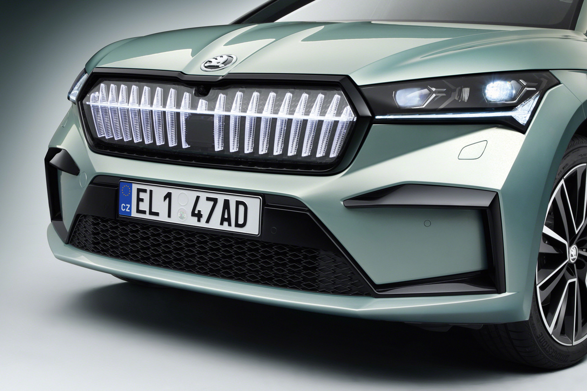 Skoda Enyak iV – ID anders:&nbsp;Charakter: Steht technisch auf der gleichen Basis wie der VW ID.4, wird aber einen Handbreit länger und einen Tick geräumiger als sein Konzernbruder sein. Springt damit in die Klasse von Jaguar I-Pace und Mercedes EQC.&nbsp;
Daten: 109–225 kW Systemleistung, 0-100 in 5,1–11,2 sec, Topspeed 160/180 km/h, 340–460 km Reichweite. Ab ca. € 35.000,–. Ab Frühjahr 2021. Das Besondere: Ganz in der Familientradition wird es eine RS-Version mit Allrad und mehr Leistung geben.