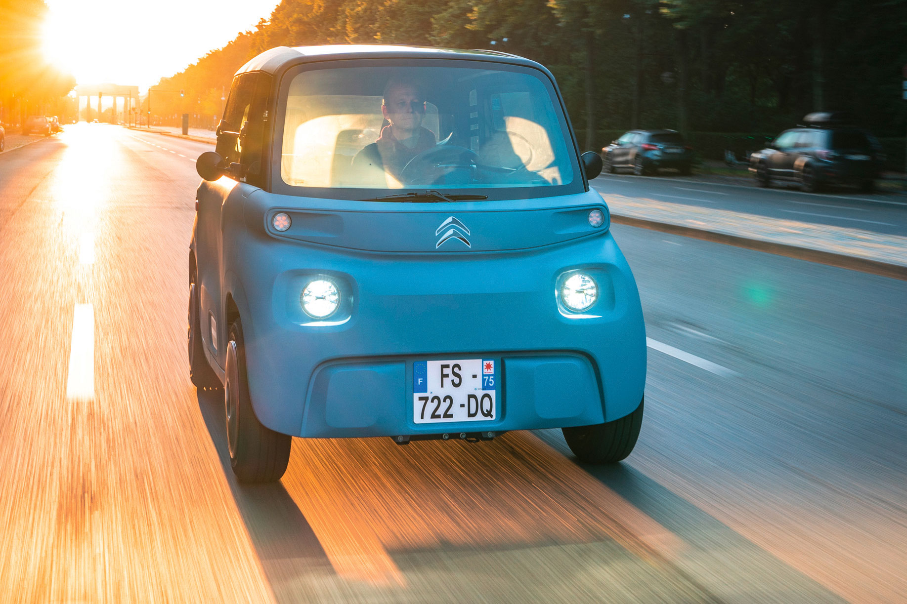 Citroën Ami – Mopedauto, 21 Jhdt.:&nbsp;Charakter: Citroën besinnt sich seiner Wurzeln: Der Ami ist witzig, minimalistisch und schlau. Ein pures, bloß 2,4 m langes Stadtvehikel, das maximal 45 km/h schnell ist. Deshalb sind auch 75 km Reichweite genug.
Elektrik: 6 kW Leistung, Topspeed 45 km/h, ca. 70 km Reichweite. Ab ca. € 7000,–. Ab Frühjahr 2021. Das Besondere: Darf mit einem Mopedführerschein ab 15 Jahren gefahren werden.