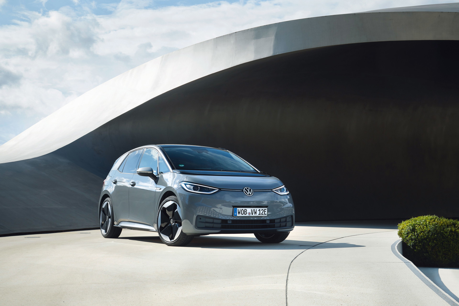 VW ID.3 – Ideen für das Volk:&nbsp;Charakter: Elektrointerpretation des Volkswagens im Wortsinn. In der Erstversion noch relativ leistungsstark und damit auch teuer. Aber ohne Zweifel werden preiswertere Modell folgen, um richtig in die Breite gehen zu können.
Daten: 150 kW Leistung, 0–100 in 7,3 sec, Topspeed 150 km/h, 420 km Reichweite nach WLTP. Ab € 39.540,–. Das Besondere: Das Fahrgeräusch wurde von Leslie Mandoki komponiert, der als Jugendsünde die Disco-Heuler Dschingis Khan gegründet hat: »Lasst noch Wodka holen hohohoho, denn wir sind Mongolen hahahaha ...«
