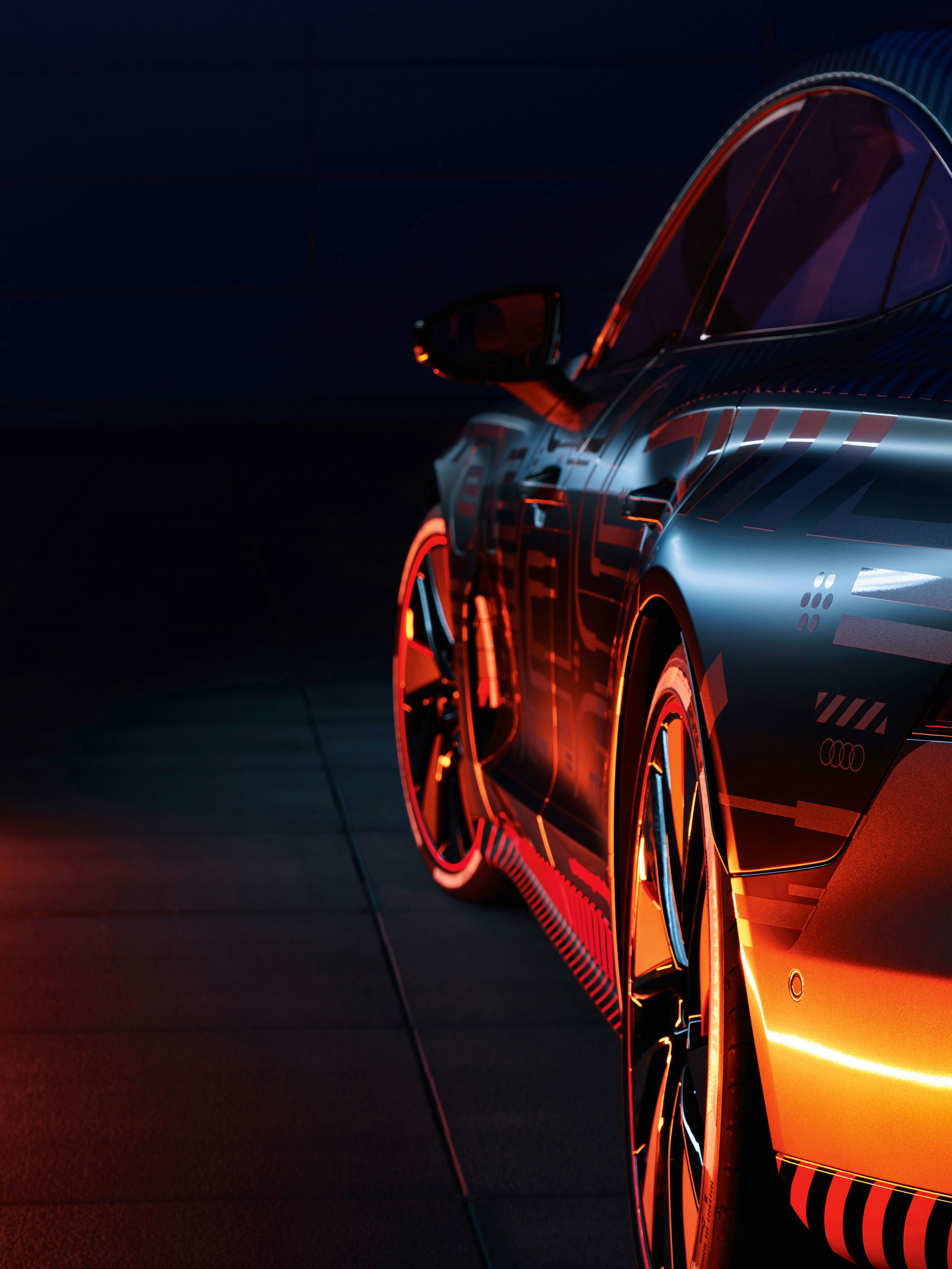 Audi e-tron GT – Musks Nightmare: Eines muss man Elon Musk neidlos zugestehen: Er schaffte es innerhalb von kaum zehn Jahren, die Standards in der Elektroauto-Entwicklung zu setzen, aus Tesla-Käufern eine Art Glaubensgemeinschaft zu formen und alle etablierten Hersteller in Sachen Börsenwert in den Schatten zu stellen.
Und doch könnte es in den nächsten Jahren eng werden für den erfolgswöhnten Milliardär. Die Großkonzerne greifen auf allen Fronten an, und die verwundbarste Stelle ist dabei ohne Zweifel das Model S. Mit ihm begann Teslas Aufstieg, als Oberklasse-Fahrzeug bringt es die meiste Rendite, aber das Modell ist nun doch schon bald neun Jahre auf dem Markt und es ist noch lange kein Nachfolger in Sicht.
Womit wir beim Audi e-tron GT wären. Derzeit ist das Ding noch ein Concept Car, aber ein unfassbar scharfes. Und zwar so chili, dass das Model S im direkten Vergleich einfach nur mehr einen nachhaltigen Gähnreflex auslösen wird. Der e-tron GT steht geduckt und bullig wie ein ernsthafter Sportwagen da, bietet aber trotzdem vier Türen und ein halbwegs akzeptables Platzangebot im Fond.&nbsp;
Richtig schlimm wird es für Tesla im Innenraum. Das Cockpit-Design ist atemberaubend zukünftig, außerdem zeigt Audi eine Qualitätsanmutung und Verarbeitungsqualität, von der die Grobmotoriker an den kalifornischen Tesla-Produktionsbändern nur träumen können. Kurz: Gegen diesen Audi sieht Teslas Flagschiff einfach nur mehr alt aus.
Ob das auch für die elektrotechnische Seite gilt, wird sich erst mit dem Serienstart 2021 zeigen. Immerhin teilt der e-tron GT seine technische Basis mit dem Porsche Taycan, was bedeutet: 800-Volt-Schnellladesystem, 434 kW sorgen für 3,5 auf Hundert, der Topspeed wird bei 240 km/h abgeregelt. Die Reichweite des Tesla-Jägers soll bei rund 400 km liegen.