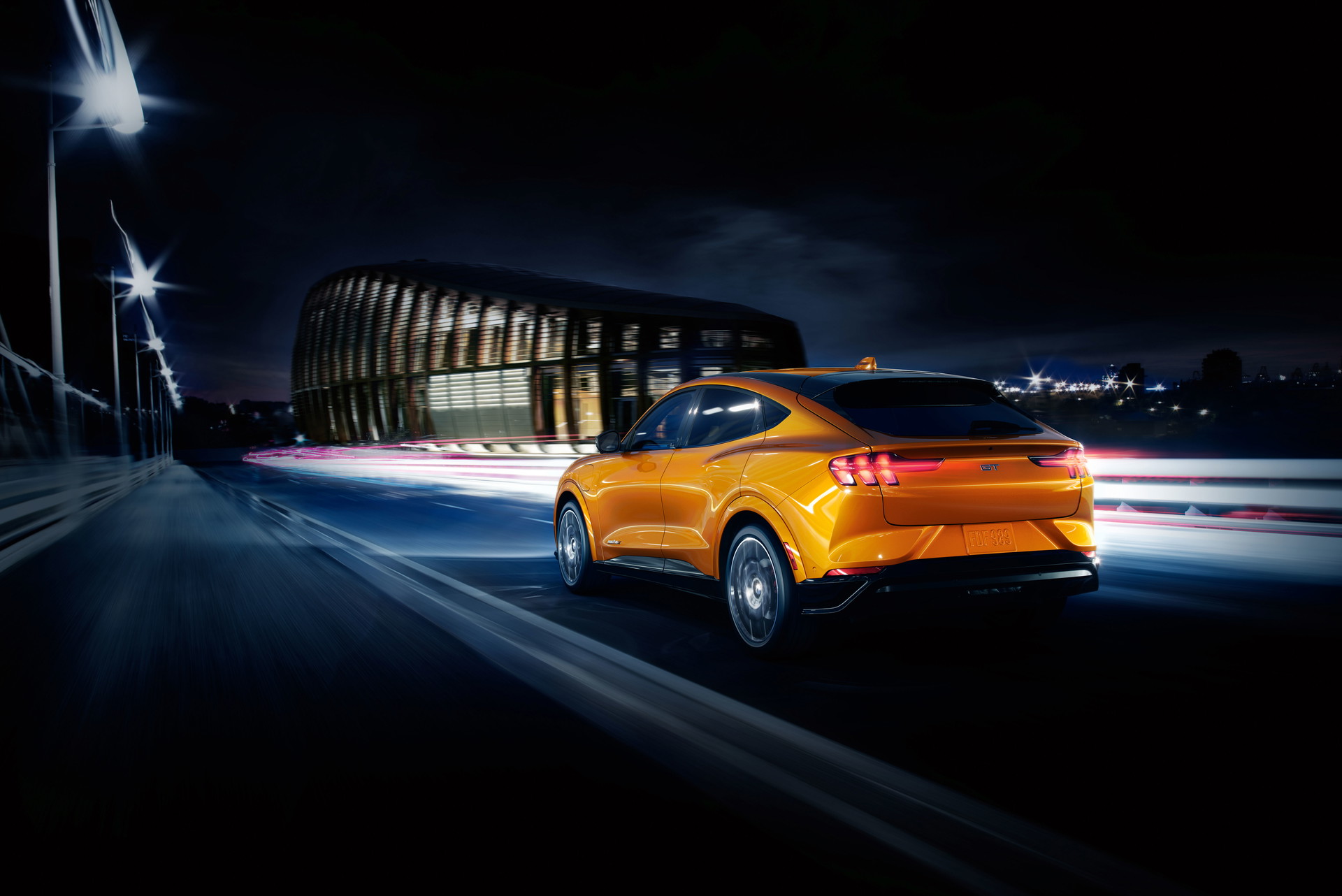 Ford Mustang Mach-E – Elektrischer Reiter:&nbsp;Charakter: Elektro-Cross-over mit starkem Namen und ebensolcher Optik. Wird in der gleichen Liga wie VW ID.4 und Tesla Model Y spielen, aber mit ordentlich Pfeffer: Power gibt es ausreichend, der Antrieb lässt sich zwischen Heck und Allrad umschalten.
Daten: 248 kW Systemleistung, 0–100 in 6,1 sec, Topspeed 200 km/h, ca. 600 km Reichweite. Ab ca. € 55.000,–. Ab Frühjahr 2021.
Das Besondere: Der Soundgenerator beherrscht einen ziemlich authentischen V8-Klang.