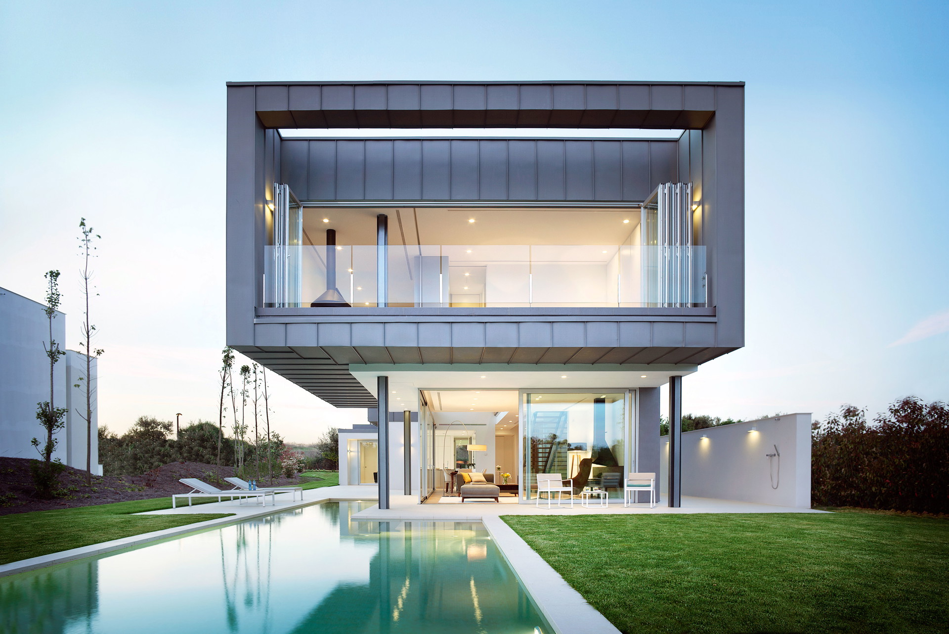 PGA CATALUNYA, SPANIEN: Das muss man erst einmal schaffen: zwei Golfplätze, eine eigene Golf-Akademie, Restaurants, zwei Hotels und zahlreiche Villen, von unterschiedlichsten Weltklasse-Architekten entworfen – und alles wirkt im »PGA Catalunya Resort« nahe Barcelona so harmonisch, als ob es aus einem Guss wäre. Die ruhig-harmonische und dennoch enorm abwechslungsreiche, individuelle und spektakuläre Architektur ist vorbildlich und zigfach ausgezeichnet. Nun gibt es sogar einen Zweit-markt für die Luxus-Residenzen. de.pgacatalunya.com