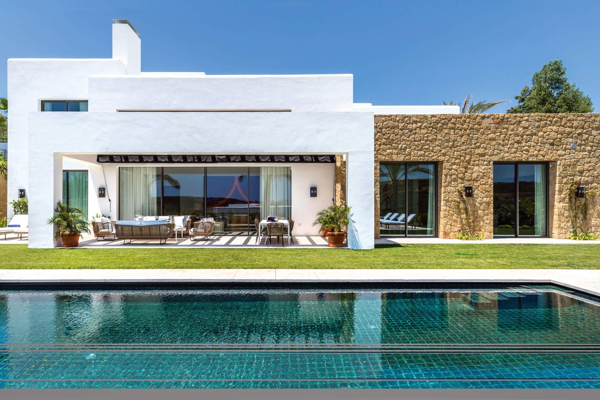 Finca Cortesin, SPANIEN: Privatsphäre steht neben Komfort und Eleganz im Mittelpunkt der Privatvillen des »Finca Cortesin«-Hotels in den andalusischen Hügeln Spaniens, nur wenige Kilometer von Gibraltar entfernt. Wie bei den meis-ten Luxushäusern am Meer geht einem hier nichts ab: Das Hotel serviciert, das Spa steht den Eigentümern immer offen, der Golfplatz liegt vor der Haustür, das Sterne-Restaurant ebenso. fincacortesin.com