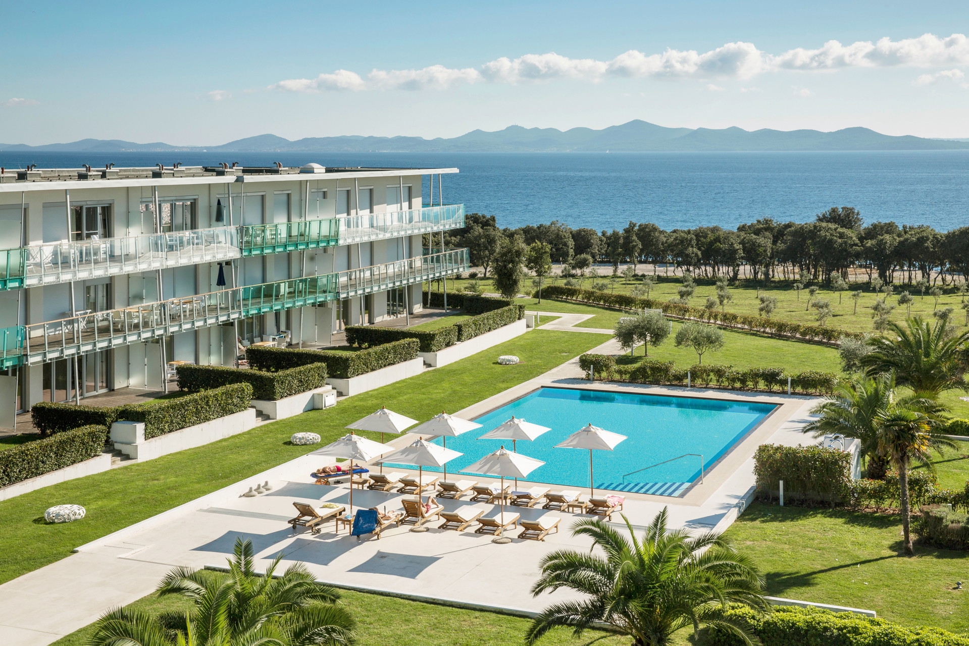 PREMIUM living residences SENIA, KROATIEN: Eingerahmt vom Luxusresort »Punta Skala« nahe Zadar, umfassen die »Residences Senia« insgesamt 187 servicierte Wohnungen, wovon 85 Prozent bereits verkauft sind, sprich: 28 Einheiten im Bestand sind noch verfügbar. Die Käufer kommen vorwiegend aus Österreich. Die Marke Premium Living by Falkensteiner bürgt für Qualität und für ein umfangreiches Angebot an Infrastruktur und Annehmlichkeiten. Weiterer Pluspunkt: Die Destination ist auf dem Landweg erreichbar. premiumliving.com