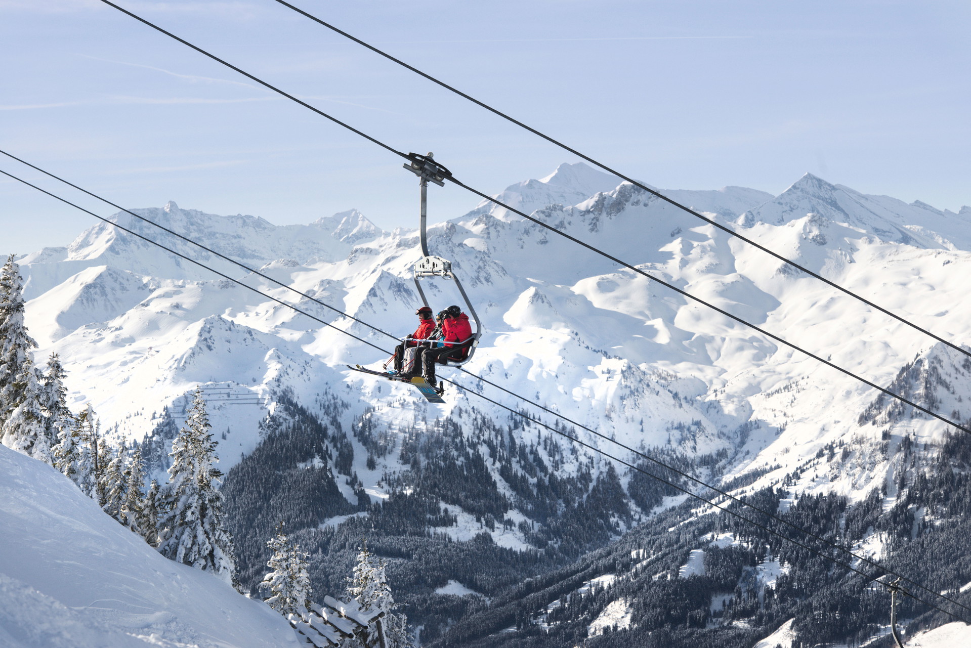 Panorama: Auf über 2000 m Seehöhe wird man mit der Fulseck-Gipfelbahn gebracht. Das traumhafte Panorama gibt’s die ganze Auffahrt inklusive.&nbsp;