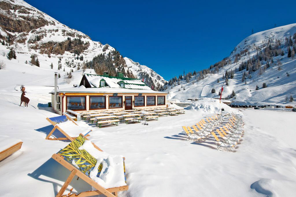 Raststation: Das »Valeriehaus« ist Anziehungspunkt für alle Nicht-Skifahrer, die im Gasteinertal unterwegs sind. Denn Buchteln mit Vanillesauce gibt’s hier auch nach einem Fußmarsch.