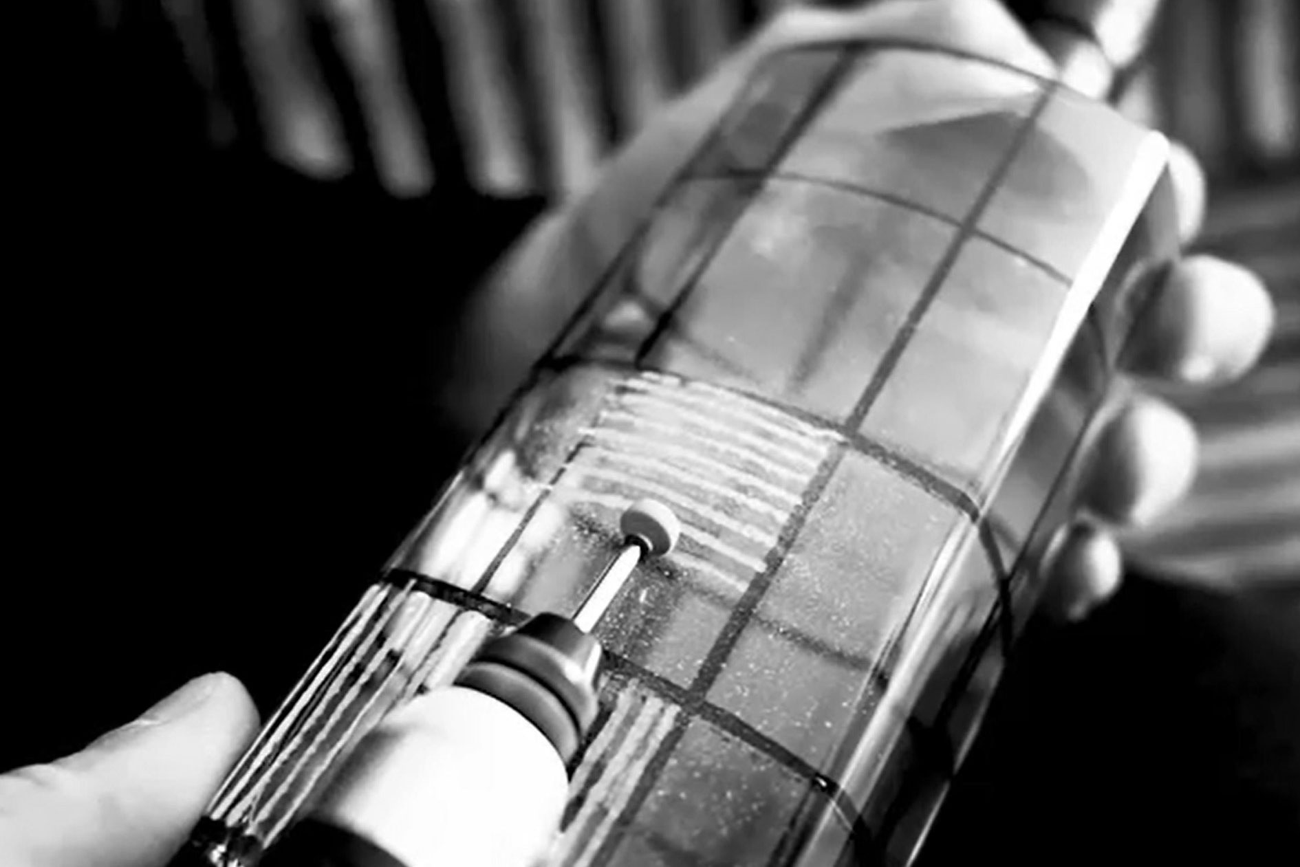Für die WODKA LINIA Artist Edition übersetzte Michi Lukas seine Interpretation der Linie auf die Flasche.