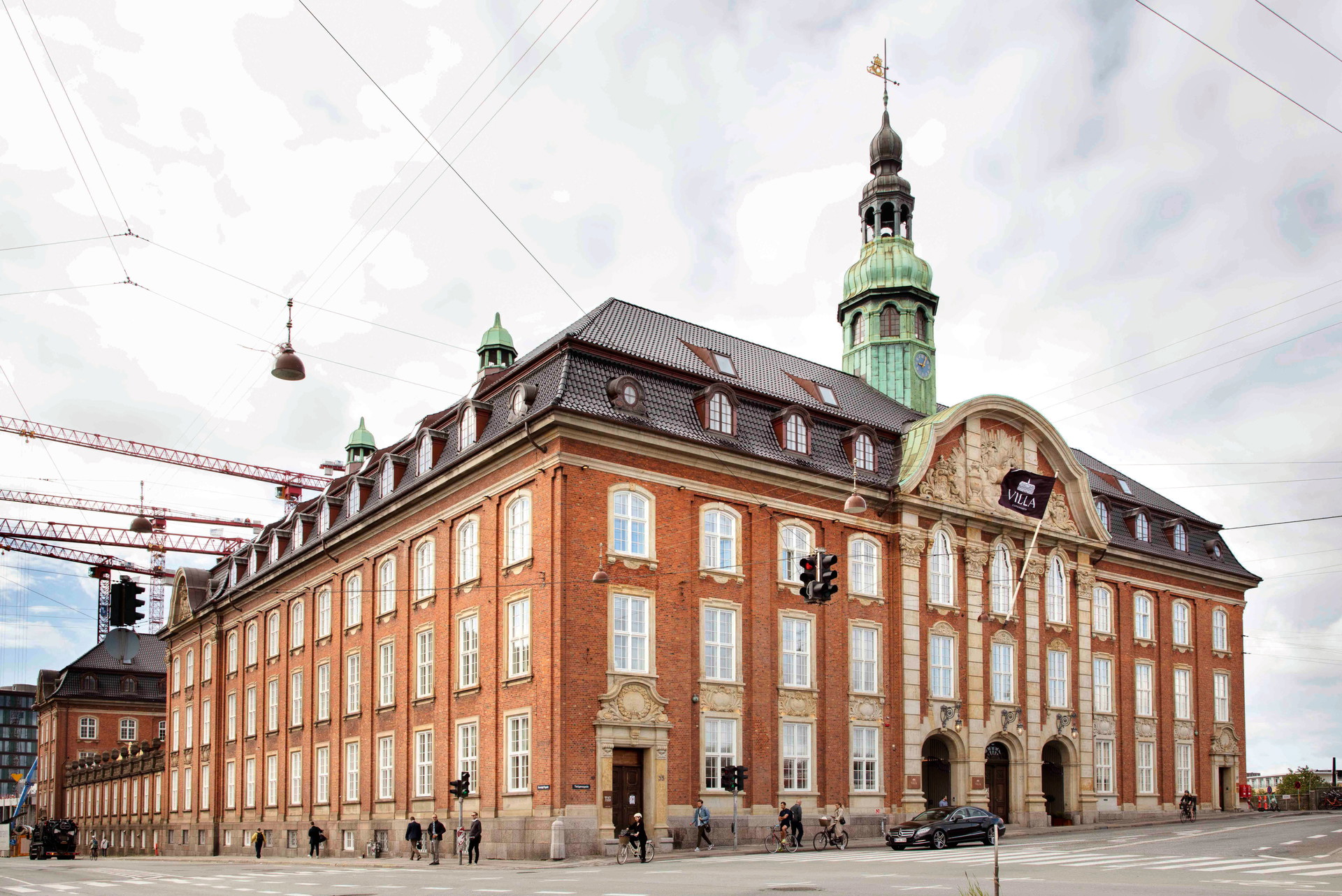 Architektur:&nbsp;Von außen wirkt es fast unverändert, doch das Innere des neobarocken Gebäudes, das 1912 von Heinrich Wench&nbsp;entworfen wurde, erstrahlt in völlig neuem Glanz. Mithilfe des Londoner Universal Design Studio wurde eine Fusion aus Alt und Modern geschaffen.