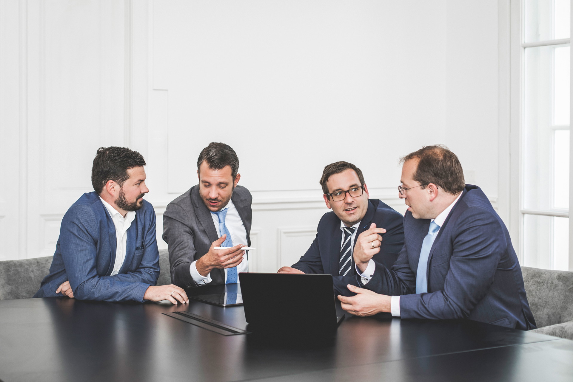 Baumeister Stefan Haumer, Jürgen Eishold, Florian Aspalter und Christian Dampfhart-Oberhammer im Gespräch über neue Projekte (v.l.n.r.).&nbsp;