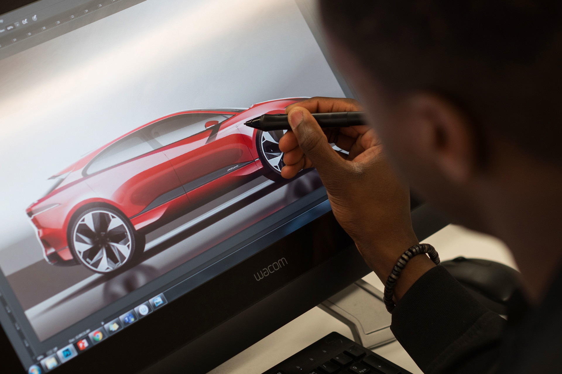 Vielschichtiger Designprozess: Nicht nur Motorexperten legen bei Jaguar Hand an – auch Designer aus der Mode- und Gamingszene bringen ihre kreativen Zugänge mit ein.