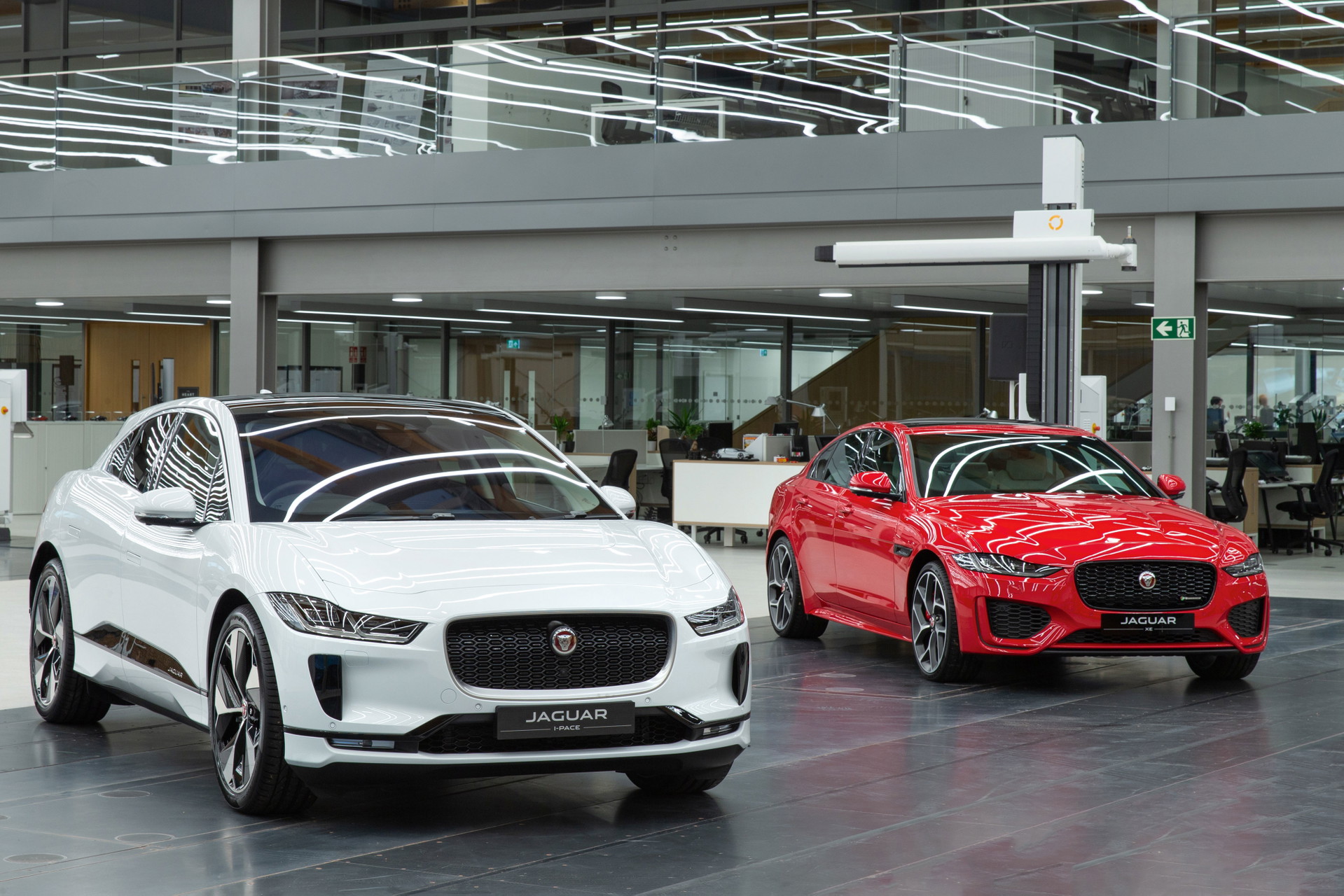 Schauraum: Neben aufregenden Modellen aus dem Jaguar-Archiv finden sich auch neue Modelle wie der »I-Pace« oder der »XE« in den Studios.