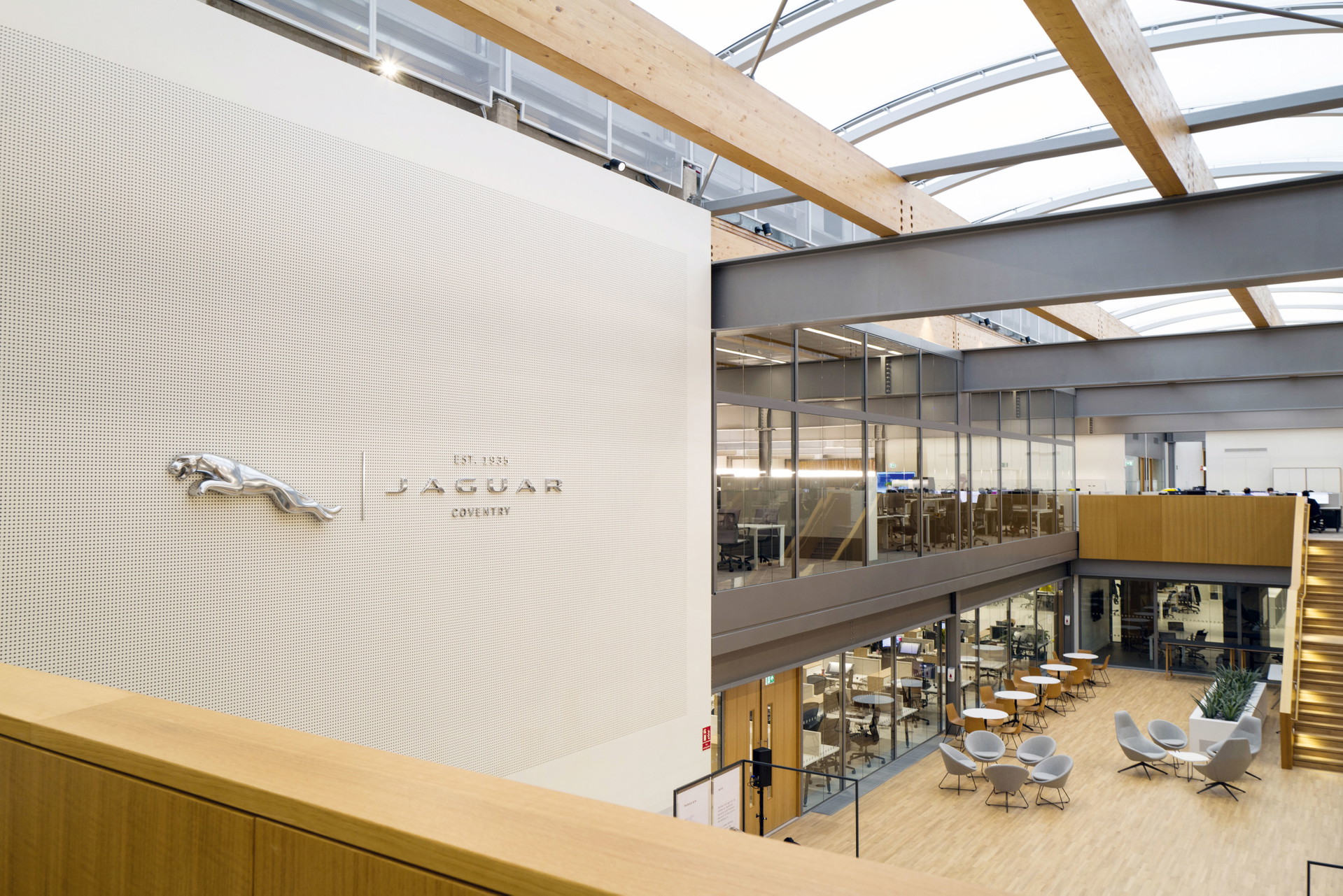 Herzensangelegenheit:&nbsp;Alles dreht sich um den »Heart Space«. Das Architektenteam Bennetts Associates fertigte den Bau nach den Wünschen des gesamten Jaguar-Teams an.&nbsp;