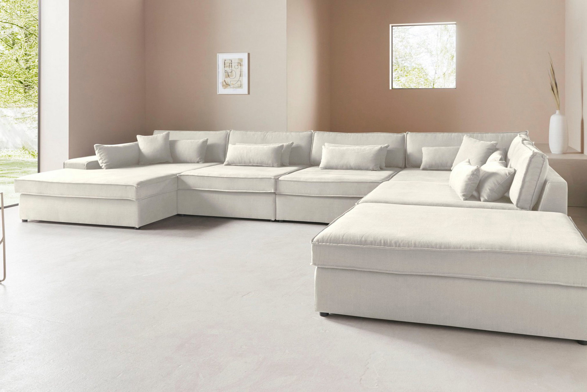 Ein Blickfang für dein Wohnzimmer ist die gemütliche Wohnlandschaft »Joreen« und begeistert mit einer trendigen Optik. Besonders cool: Das Sofa setzt&nbsp;sich aus unterschiedlichen Modulen zusammen und ist daher variabel stellbar.&nbsp;