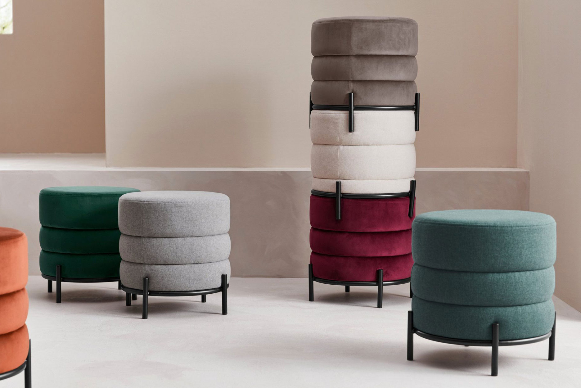 Im formschönen Design präsentieren sich die&nbsp;zeitlos schönen Poufs »Josina«. Die&nbsp;angesagte Ringoptik lässt sich in vielen verschiedenen Wohnkonzepten integrieren. Zudem ist es möglich,&nbsp; den Sitzpouf gut mit anderen Farbtönen sowie weiteren Möbeln und Teppichen zu kombinieren.