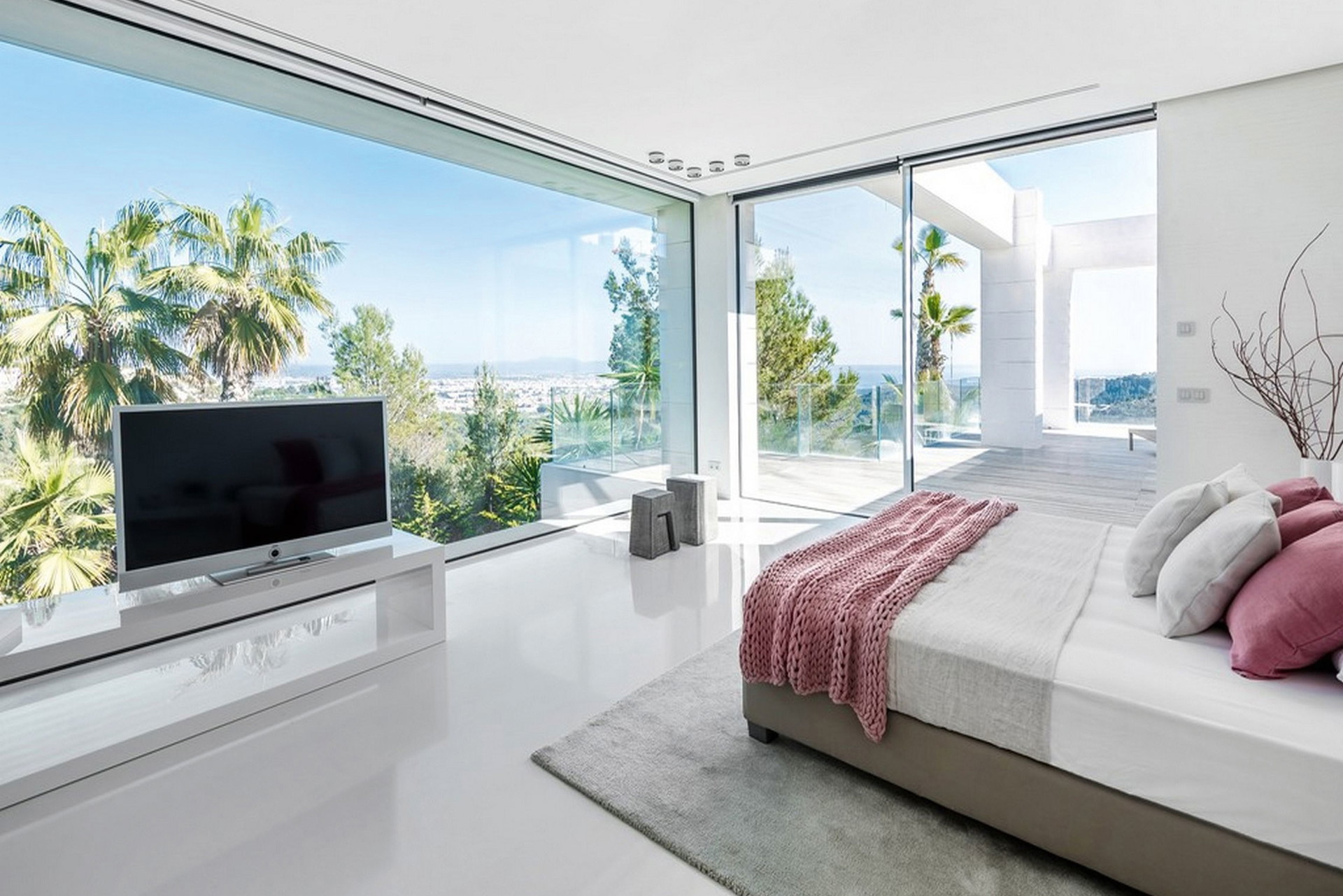 Architektur und Design:&nbsp;Die »Villa Chamäleon« in der exklusiven Gegend von Son Vida bietet einen atemberaubenden Blick auf das Meer, die Stadt und den Hafen von Palma. Das Chamäleon-Haus besticht durch seine außergewöhnlichen Lichteffekte: Dank einer spezielle LED-Technologie, die je nach Wunsch programmiert werden kann, wird die Villa zu einem wahren Lichtwunder. sothebys.com