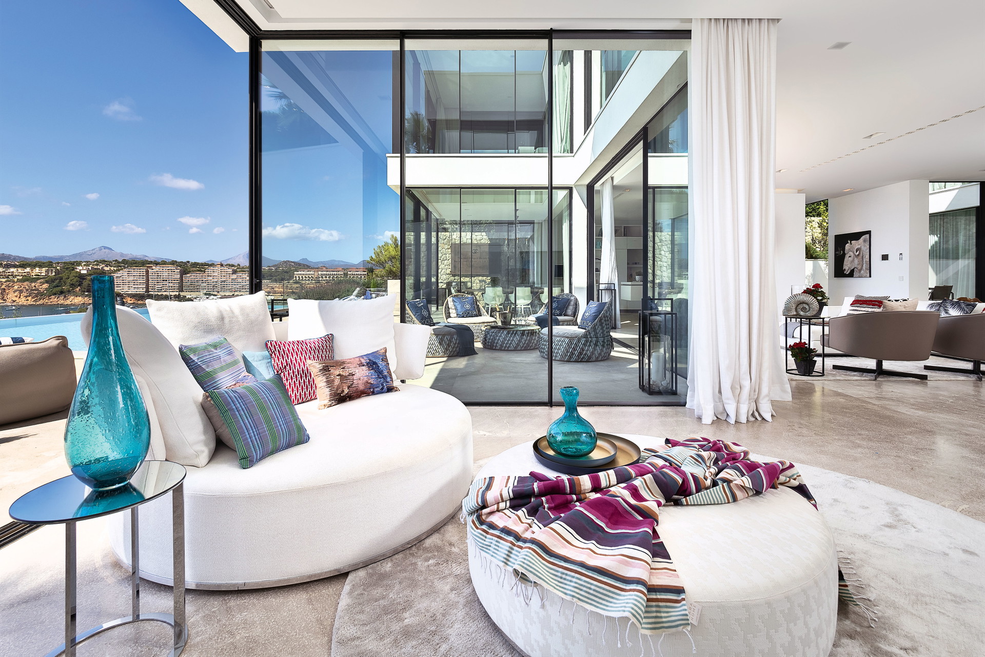 Blick auf den Hafen: Der Charme eines Luxusrefugiums auf Mallorca ergibt sich aus dem Zusammenspiel von mediterraner und moderner Architektur, einer hohen Bauqualität sowie einer erstklassigen Ausstattung, die mobiles Arbeiten von der Insel aus ermöglicht. Von seinen eigenen vier Wänden das rege Treiben auf dem Hafen zu beobachten, gibt noch einen zusätzlichen be-sonderen Reiz. engelvoelkers.com