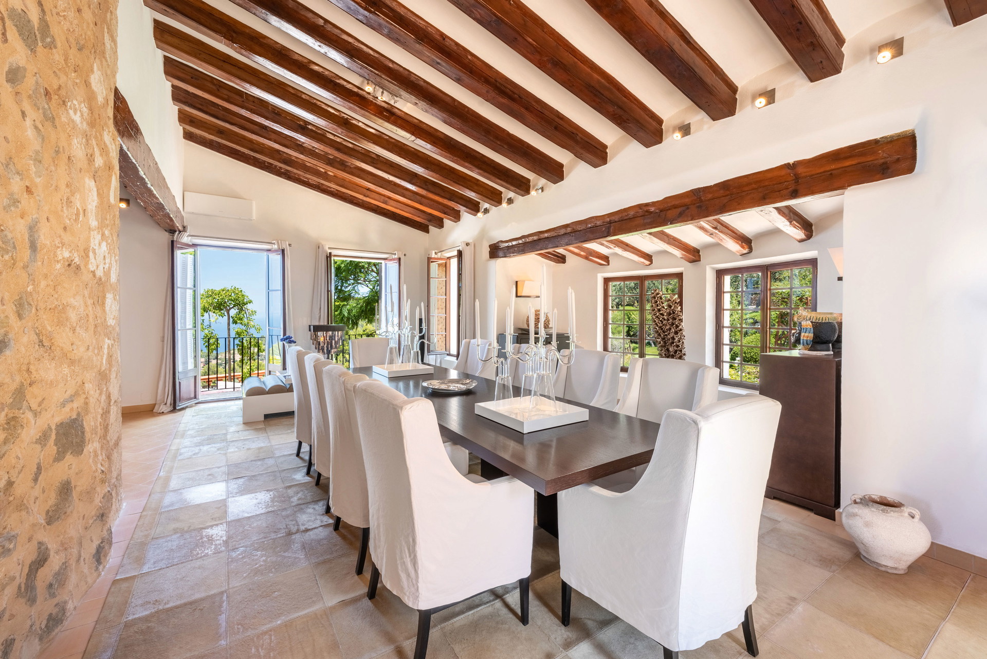Steigende Nachfrage: Der Immobilienmarkt in Mallorca ist weiterhin auf Wachstumskurs. Der durchschnittliche Verkaufspreis hat sich von Jänner bis Juli 2020 auf einem hohen Niveau von rund 1,5 Millionen Euro eingependelt. In der Hochsaison im Juli 2020 verzeichnete Mallorca im Schnitt eine tägliche Immobilientransaktion in Höhe von 300.000 bis 12,9 Millionen Euro. sothebys.com