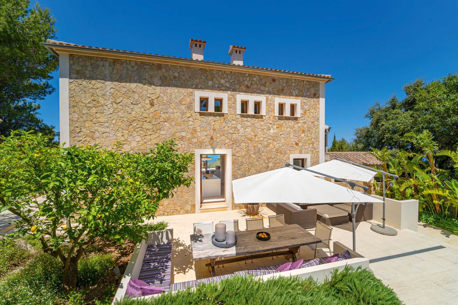Zurückgezogene Lage: Bergblick, Meerblick, eigener Pool, offener Kamin, gute Straßenanbindung, Terrassen – das sind nur einige der Vorzüge der modernen Villa mit mediterranem Garten und 250 Quadratmeter Wohnfläche im Nordwesten von Mallorca. Das außergewöhnliche Haus befindet sich zwei Kilometer vom malerischen Bergdorf Valldemossa entfernt, in dem man zahlreiche kleine Boutiquen, Cafés und Restaurants findet. otto.at