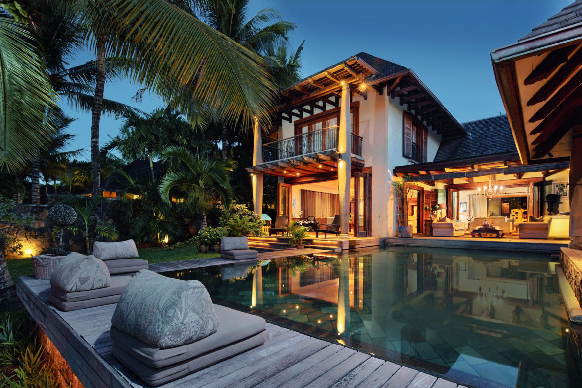 Casa Coin de Mire, Grand Baie: In dieser atemberaubenden Kolonialvilla im Norden der Insel kann man vom Wohnzimmer direkt in den Pool hineinköpfeln –oder auch einfach nur einen Sundowner genießen. Auf 725&nbsp;Quadratmetern offenbaren sich fünf Schlafzimmer und allerlei Annehmlichkeiten in Teakholz und Terracotta. Den Preis dafür gibt es bei Sotheby’s auf Anfrage. Bedenkt man, dass zehn Meter hinter dem Fotografen das Meer beginnt, wird ein gut gefülltes Konto nicht schaden. sothebysrealty.com