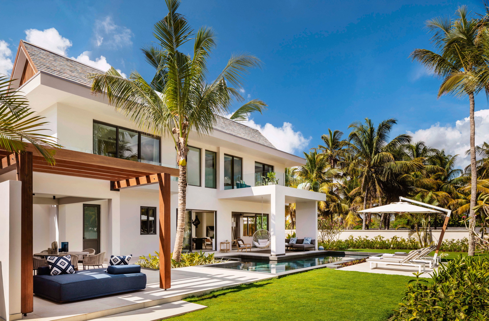 One&amp;Only, Le Saint Géran:&nbsp;Erst letztes Jahr bekam das Luxusresort »One&amp;Only« einen umfassenden Relaunch. Nun wurden in unmittelbarer Nachbarschaft zum Hotel einige Privatvillen mit zwei bis sechs Schlafzimmern errichtet. Sämtliche Hotelannehmlichkeiten können mit dem Erwerb der Häuser mitgenutzt werden. Den exklusiven Österreich-Vertrieb dafür hat das Wiener Büro Chalupa Immobilien. oneandonlyresorts.com, chalupa.at