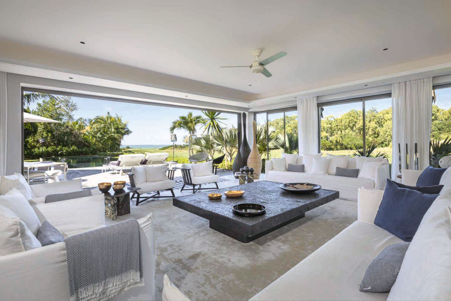 Villa in Solaia, Beau Champ:&nbsp;5,5 Millionen Euro sind kein Schnäppchen, aber dafür gibt es ja auch 589 Quadratmeter Wohnfläche mit komplett öffnenden Schiebetüren, 15 Meter langem Pool und Golfplatz vor der modernen, minimalistischen Haustür. Mit dem Golf-Cart sind es nur fünf Minuten ins nächstgelegene Restaurant. Wen das immer noch nicht überzeugt, der kann das Anwesen auch gerne mieten – für 24.000 Euro monatlich. barnes-international.com