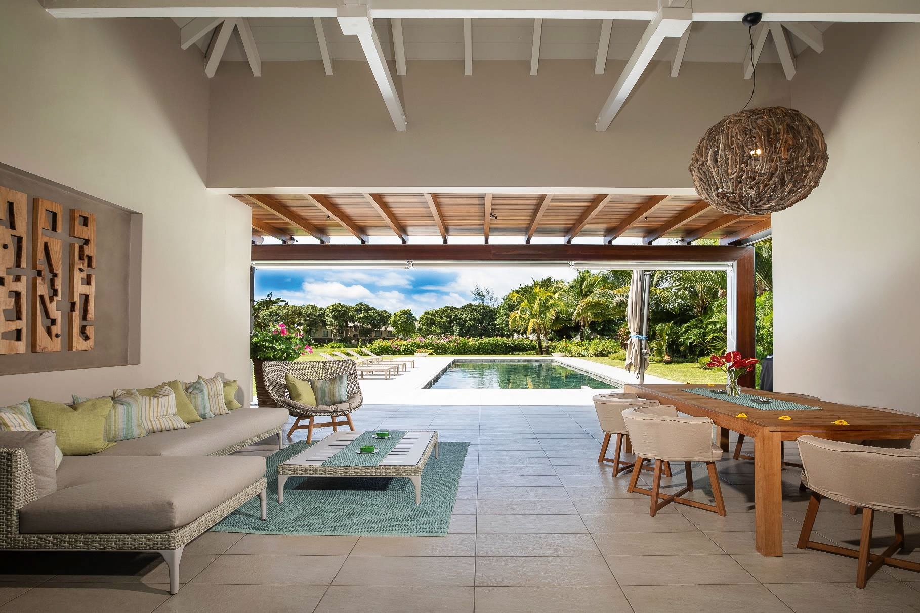 Anahita Resort, Beau Champ:&nbsp;Vier Schlafzimmer, vier Badezimmer, ein XL-Swimmingpool, 1270 Quadratmeter Land und diverse Hotel-Services gibt es in dieser 256-Quadratmeter-Luxusvilla im »Anahita Resort«. Aktuell wird das bereits bestehende Anwesen um einige weitere Luxusobjekte erweitert. Einen 18-Loch-Golfplatz gibt es direkt in der Anlage, weitere 18 Löcher gibt es auf der vorgelagerten Insel Île aux Cerfs. Das sollte reichen. Vertrieb über Chalupa. property.anahitamauritius.com, anahita.mu