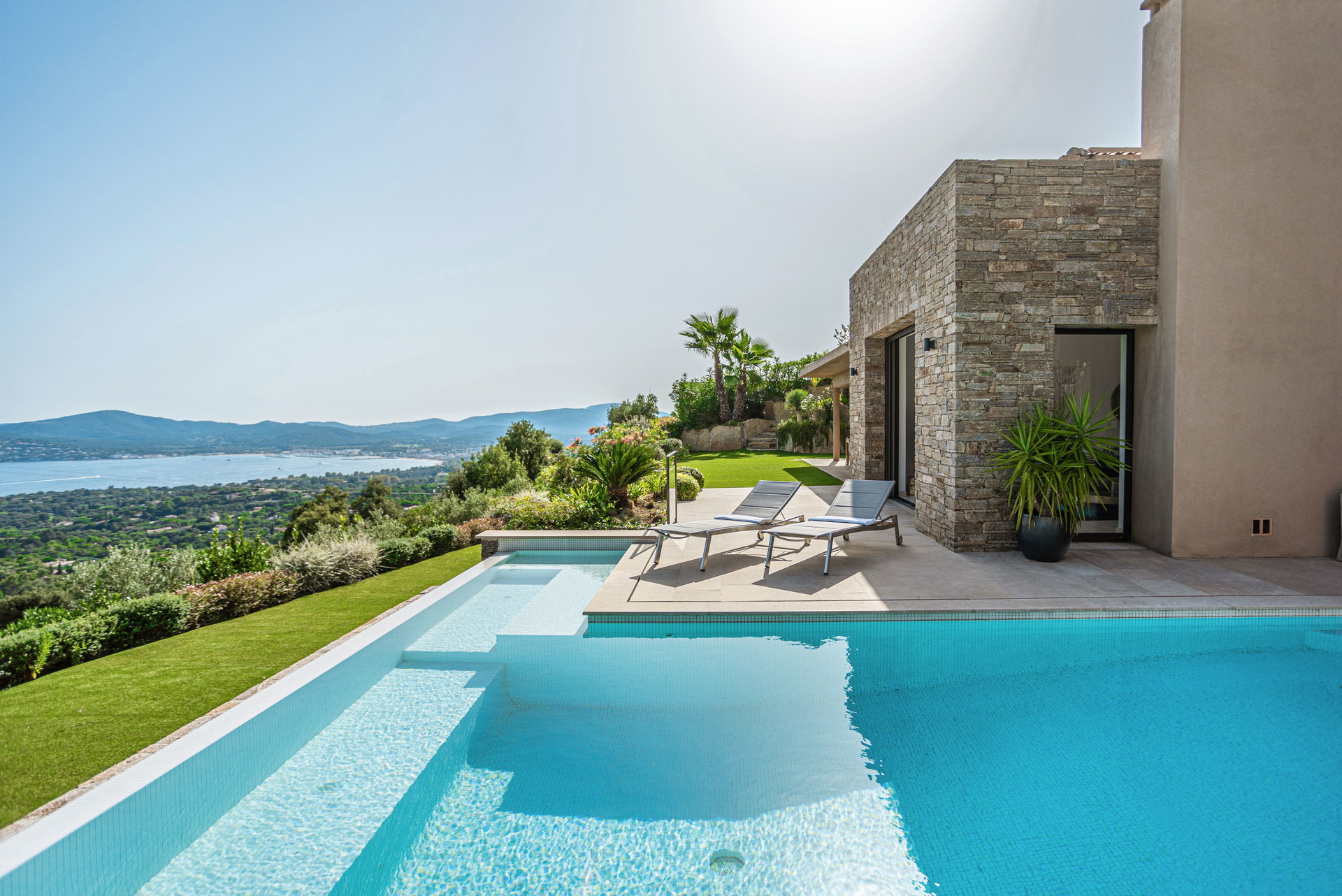 Villa am Berg, Grimaud:&nbsp;Ein Vorteil der Côte d’Azur, der so selbstverständlich ist, dass man ihn oft vergisst: Das Meer liegt exakt im Süden, das heißt, wer ins Blaue blickt, sitzt automatisch in der Sonne. So wie in den Bergen über der Bucht von Saint-Tropez, wo diese moderne 4-Zimmer-Villa mit Pool das Beste aus ihrer Lage macht. Und sollte der Süden zu heiß werden, gibt es eine große Terrasse mit Sonnensegel. engelvoelkers.com