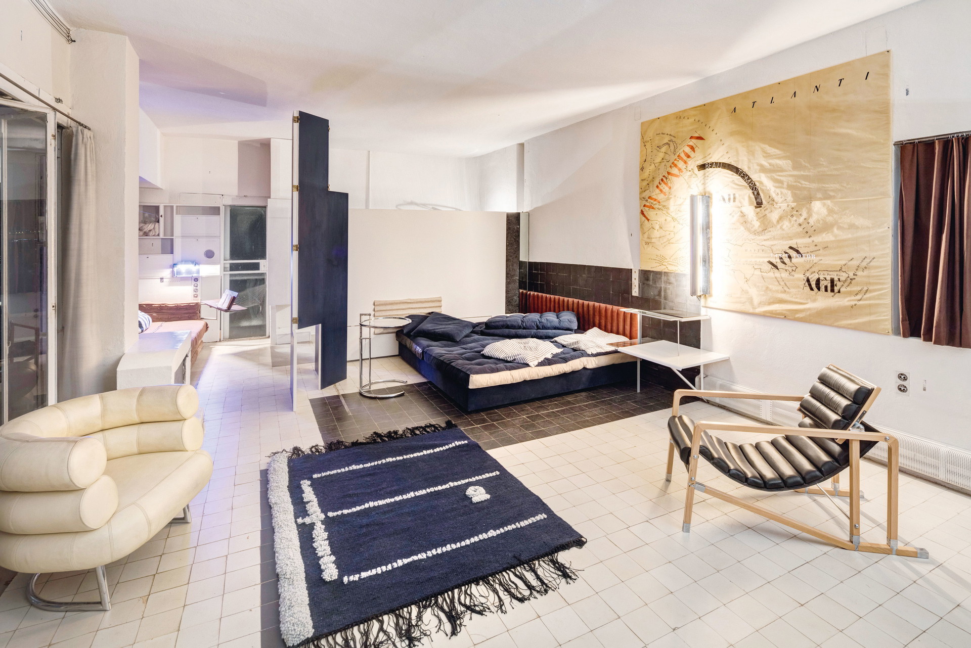 Villa E-1027, Roquebrune-Cap-Martin:&nbsp;Eine Ikone der Moderne: Die Villa an der Steilküste wurde 1927 von der Architektin Eileen Gray als Sommerhaus für sich und ihren Liebhaber Jean Badovici entworfen. Der Name ist ein Code für die Liebe: E für Eileen, 10 für Jean (der 10. Buchstabe des Alphabets ist J), 2 für B(adovici) und 7 für G(ray). Nach der Trennung kehrte sie nach Paris zurück, die strahlend weiße Villa verfiel. Seit der Restaurierung 2012 kann sie besichtigt werden. capmoderne.com