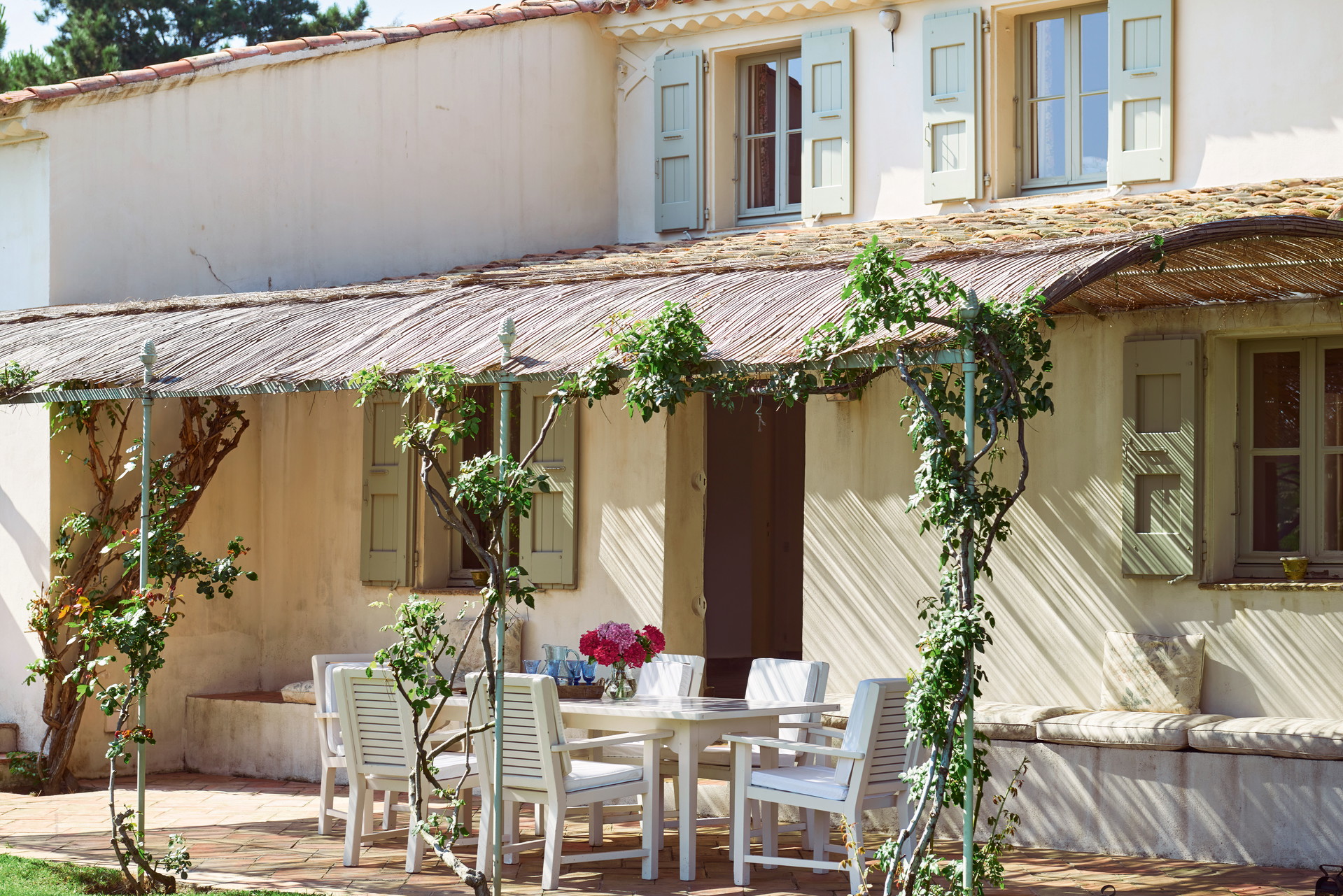 Le Mas Des Muriers, Saint-Tropez: Landhausstil in Perfektion: Umgeben von schattigen Pinien liegt diese Villa mitten in der Natur und doch nur wenige Minuten vom quirligen Saint-Tropez und dem nächsten Strand entfernt. Die 420-Quadratmeter-Villa und das 3-Zimmer-Gästehaus öffnen sich mit Terrassen zur Landschaft. Private Golf- und Tennisclubs sind nebenan, die Olivenhaine und Weinberge bringen biologisches Olivenöl und preisgekrönten Wein hervor. sothebysrealty.com