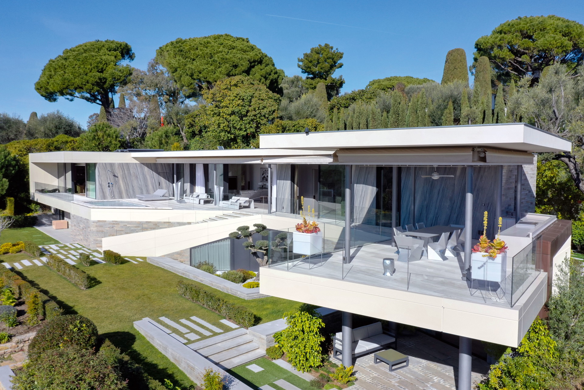 Cap D’Antibes, Antibes:&nbsp;Eine der begehrtesten Luxus-Locations an der französischen Riviera ist zweifellos das Cap d’Antibes, das sich wie eine Hand ins Mittelmeer streckt. Diese Villa spielt alle Stückerl: schlank-modernes Design mit 900 m2 Wohnfläche, thronend über einer Terrassenlandschaft mit Pool und Poolhaus. Einen Weinkeller mit Degustationsraum gibt es selbstverständlich auch – wir sind schließlich in Frankreich. sothebysrealty.com